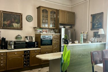 Vác történelmi belvárosának közelében – 138 m²- s nagypolgári stílusú családi ház eladó - remek lehetőségekkel.

Eladásra kínálok Vác történelmi belvárosában – a Székesegyházhoz 1 percre lévő ódon stílusú utcában, 4 perc sétára a Duna-parttól – 261 m2- s telken, 138 m²- s hasznos alapterületű, nagypolgári stílusú családi házat.

A lakóingatlan az 1920-as – 30-as években épült téglából, födémszerkezete borított fafödém, fa ácsszerkezetű nyeregtető cserépborítású. 2003-ban a tetőszerkezetét részlegesen, héjalását egészében felújították. 

Homlokzata: kőporos vakolatú, kőburkolatú lábazattal.

Az ingatlan jellemzői: 

- Telek: 261 m2
- Alapterület: 138 m² 
- Elrendezés: 
- Előszoba (15 m2), 
- fürdőszoba, sarok káddal - dupla kézmosóval (9. 5 m2),
- 1 galériázott szoba (15 m2), 
- kamra (6 m2),
- étkezős konyha (25 m2), 
- 2 db. nagyszoba (25-25 m2), 
- nyitott veranda (10 m2),
- kapualj Gk. beálló ( 6 m2),
- pince (7 m2).

A családi ház belmagassága 3. 4 méter, galériázható, teljes közművel rendelkezik.

A szobákban laminált burkolat és a többi helyiségben járólap burkolat található.

Fűtése gázkazán, radiátor hő leadókkal. Kiegészítő fűtésként épített fatüzeléses kandallóval került kialakításra.
 
Meleg víz ellátás kombicirkóról működik.

Nyílászárók kicserélve hőszigetelt faablakokra.

A családi ház utcafronti homlokzata felújításra szorul. 

Elhelyezkedés: 
A város frekventált részén, karnyújtásnyira minden fontos intézménytől, üzletektől, éttermektől, bankoktól és kávézóktól. Vasútállomás 10 percre, ahonnan zónázóval 26 perc alatt a Nyugati pályaudvarra érhetünk. A busz pályaudvar 5 perc alatt elérhető.
A főtér és a Duna-part közelsége páratlan hangulatot biztosít, így ár-érték arányban is kiemelkedő befektetési lehetőség.
Bár a ház igazán otthonos érzetet kelt, ettől függetlenül - vagy épp ezért- lakhatás mellett üzleti tevékenységre is tökéletes választás. 
Elegáns orvosi rendelő, ügyvédi iroda is teljesen elképzelhető itt. 

FIX ÁR: 125. 000. 000.-Ft

További információért és a meg tekintéssel kapcsolatban, várom megtisztelő hívását!

Tel: +36705581160