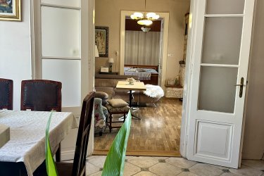 Vác történelmi belvárosának közelében – 138 m²- s nagypolgári stílusú családi ház eladó - remek lehetőségekkel.

Eladásra kínálok Vác történelmi belvárosában – a Székesegyházhoz 1 percre lévő ódon stílusú utcában, 4 perc sétára a Duna-parttól – 261 m2- s telken, 138 m²- s hasznos alapterületű, nagypolgári stílusú családi házat.

A lakóingatlan az 1920-as – 30-as években épült téglából, födémszerkezete borított fafödém, fa ácsszerkezetű nyeregtető cserépborítású. 2003-ban a tetőszerkezetét részlegesen, héjalását egészében felújították. 

Homlokzata: kőporos vakolatú, kőburkolatú lábazattal.

Az ingatlan jellemzői: 

- Telek: 261 m2
- Alapterület: 138 m² 
- Elrendezés: 
- Előszoba (15 m2), 
- fürdőszoba, sarok káddal - dupla kézmosóval (9. 5 m2),
- 1 galériázott szoba (15 m2), 
- kamra (6 m2),
- étkezős konyha (25 m2), 
- 2 db. nagyszoba (25-25 m2), 
- nyitott veranda (10 m2),
- kapualj Gk. beálló ( 6 m2),
- pince (7 m2).

A családi ház belmagassága 3. 4 méter, galériázható, teljes közművel rendelkezik.

A szobákban laminált burkolat és a többi helyiségben járólap burkolat található.

Fűtése gázkazán, radiátor hő leadókkal. Kiegészítő fűtésként épített fatüzeléses kandallóval került kialakításra.
 
Meleg víz ellátás kombicirkóról működik.

Nyílászárók kicserélve hőszigetelt faablakokra.

A családi ház utcafronti homlokzata felújításra szorul. 

Elhelyezkedés: 
A város frekventált részén, karnyújtásnyira minden fontos intézménytől, üzletektől, éttermektől, bankoktól és kávézóktól. Vasútállomás 10 percre, ahonnan zónázóval 26 perc alatt a Nyugati pályaudvarra érhetünk. A busz pályaudvar 5 perc alatt elérhető.
A főtér és a Duna-part közelsége páratlan hangulatot biztosít, így ár-érték arányban is kiemelkedő befektetési lehetőség.
Bár a ház igazán otthonos érzetet kelt, ettől függetlenül - vagy épp ezért- lakhatás mellett üzleti tevékenységre is tökéletes választás. 
Elegáns orvosi rendelő, ügyvédi iroda is teljesen elképzelhető itt. 

FIX ÁR: 125. 000. 000.-Ft

További információért és a meg tekintéssel kapcsolatban, várom megtisztelő hívását!

Tel: +36705581160