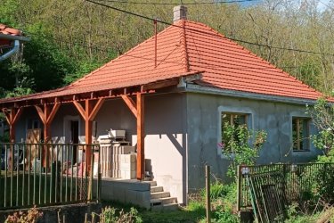 Eladó családi ház Tolmács természet közeli részén.  