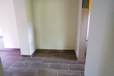 Eladó családi ház Tolmács természet közeli részén.

Eladásra kínálok Nógrád Vármegye Tolmács község közkedvelt csendes utcájában, átmenő forgalommentes, természet közeli környezetben, 1040 m2-es körbekerített telken épített 85 m2-es, folyamatos felújítás alatt lévő családi házat, 10 m2-es fedett verandával együtt.

A lakóingatlan 1960-as években épült téglából, fa födémmel és cserépborítással.

Az elmúlt időszakban teljes átalakításon ment keresztül az épület, új tetőzet (szalag cserép) lett építve, kicserélve a villany és vízvezetékek valamint új 9 m2-es emésztő lett kialakítva.

A községben a csatornarendszer folyamatosan épül, a házba már bevezették a csatornát, de a rákötés 1-2 hónapon belül megtörténik. Addig az emésztő biztosítja a szennyvíz elvezetését.

A lakóingatlanba fedett verandán keresztül jutunk be, ahol tágas előszoba, kádas fürdőszoba, utcafronton két külön nyíló szoba valamint 19 m2-es bútorozott és gépesített étkezős konyha található. Az étkezős konyhából az elképzelés alapján kialakított teraszra jutunk. 

A két szoba között épített cserépkályha biztosítja a meleget. Az ingatlan meleg vizét villanybojler biztosítja.

Az előszobában fatüzeléses kályha adja a meleget. A nyílászárók új műanyag hőszigetelt üvegezésűek.

A telken melléképület, pince és ásott kút található. Telekre személygépjármű beállási lehetőség van.

A családi ház külső felülete 8 cm-es Dryvit szigetelést kapott, melynek festése a leendő tulajdonos elképzelése alapján történhet.
A községben óvoda, általános iskola üzlet, posta pár percen belül elérhető.

Ajánlom azoknak, akik kedvelik a természet közelségét, nyugodt, kiegyensúlyozott életet, itt biztosan megtalálja számítását. A terület közbiztonsága jó, a lakosság összefogásának, egymásra figyelésének köszönhetően, néhány kilométerre elérhető Rétság, Balassagyarmat, ahol bevásárlásra és szórakozásra is lehetőség van.

Tolmács Budapesttől 54 km-re, Balassagyarmattól 28 km-re található.

A közlekedés remek, közvetlen buszjárat Budapest, Vác, Rétság és Balassagyarmat irányába.

Az ingatlan per, igény, és tehermentes, mely a vételár megfizetését követően azonnal birtokba vehető.

Ár: 39. 900. 000.- Ft

Irodánk az alábbi szolgáltatásokkal segíti önt az ingatlanvásárlásban:

-Ingyenes hitelügyintézés
-Földhivatali ügyintézés
-Jogi háttér biztosítása
-Energetikai tanúsítvány elkészítése
-Értékbecslés
-Ingyenes tanácsadás
Köszönöm, hogy minket választott!

Tel: +36705581160