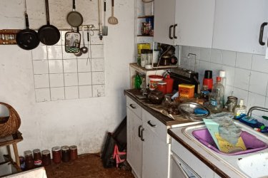 Tóparthoz közeli lakóház Délegyházán – 80 méterre a víztől!   Tóparthoz közeli lakóház Délegyházán – 80 méterre a víztől!
Délegyháza egyik kedvelt, csendes utcájában – a Fagyöngy utcában – eladásra kínálok egy 336 m²- s telken álló, 50 m²- s, másfél szobás családi házat, mindössze 80 méterre a horgásztótól.
Az ingatlan belterületi, kivett lakóház és udvar besorolású, per- és tehermentes, egyetlen tulajdonostól.
A ház a ’70-es évek végén téglából épült, jelenleg felújítandó állapotban van, így új tulajdonosa saját igényei szerint formálhatja.
Közművek: víz, villany, gáz, csatorna rendelkezésre állnak.
Az udvarban 3 autó számára is kényelmes parkolási lehetőség adott.
A belső tér elrendezése:
• üvegezett veranda,
• nappali (14 m²),
• hálószoba (6 m²),
• kádas fürdőszoba (4 m²),
• étkező (5 m²),
• konyha (10 m²),
• kazánház (3 m²) és tároló (2,5 m²).
A természet szerelmeseinek ideális választás — a háztól pár lépésre nagy kiterjedésű horgásztó, a közelben pedig a Kiskunsági Nemzeti Park, az Ócsai Tájvédelmi Körzet és a Ráckevei-Duna található.
Tökéletes otthon vagy nyaraló azoknak, akik a nyugalmat, a vízpart közelségét és a természetet keresik.
A környék igazi természeti kincs: tizenkét kavicsbánya-tó, a Kiskunsági Nemzeti Park és a Ráckevei-Duna közelsége varázslatos hangulatot teremt.
Ha egy helyet keresel, ahol lelassulhat az idő, ez az ingatlan tökéletes kiindulópont lehet álmaid otthonához.
Ár: 35. 000. 000 Ft
További szolgáltatások:
– Ingatlaneladásban segítség
– Energetikai tanúsítvány 72 órán belül
– Ingyenes hitelügyintézés
– Jogi háttér és földhivatali ügyintézés
– Országos adatbázisból e-mailes ajánlatküldés
Tel: +36705581160