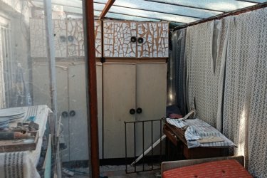 Tóparthoz közeli lakóház Délegyházán – 80 méterre a víztől!   Tóparthoz közeli lakóház Délegyházán – 80 méterre a víztől!
Délegyháza egyik kedvelt, csendes utcájában – a Fagyöngy utcában – eladásra kínálok egy 336 m²- s telken álló, 50 m²- s, másfél szobás családi házat, mindössze 80 méterre a horgásztótól.
Az ingatlan belterületi, kivett lakóház és udvar besorolású, per- és tehermentes, egyetlen tulajdonostól.
A ház a ’70-es évek végén téglából épült, jelenleg felújítandó állapotban van, így új tulajdonosa saját igényei szerint formálhatja.
Közművek: víz, villany, gáz, csatorna rendelkezésre állnak.
Az udvarban 3 autó számára is kényelmes parkolási lehetőség adott.
A belső tér elrendezése:
• üvegezett veranda,
• nappali (14 m²),
• hálószoba (6 m²),
• kádas fürdőszoba (4 m²),
• étkező (5 m²),
• konyha (10 m²),
• kazánház (3 m²) és tároló (2,5 m²).
A természet szerelmeseinek ideális választás — a háztól pár lépésre nagy kiterjedésű horgásztó, a közelben pedig a Kiskunsági Nemzeti Park, az Ócsai Tájvédelmi Körzet és a Ráckevei-Duna található.
Tökéletes otthon vagy nyaraló azoknak, akik a nyugalmat, a vízpart közelségét és a természetet keresik.
A környék igazi természeti kincs: tizenkét kavicsbánya-tó, a Kiskunsági Nemzeti Park és a Ráckevei-Duna közelsége varázslatos hangulatot teremt.
Ha egy helyet keresel, ahol lelassulhat az idő, ez az ingatlan tökéletes kiindulópont lehet álmaid otthonához.
Ár: 35. 000. 000 Ft
További szolgáltatások:
– Ingatlaneladásban segítség
– Energetikai tanúsítvány 72 órán belül
– Ingyenes hitelügyintézés
– Jogi háttér és földhivatali ügyintézés
– Országos adatbázisból e-mailes ajánlatküldés
Tel: +36705581160