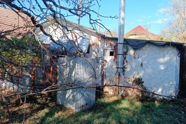 Tóparthoz közeli lakóház Délegyházán – 80 méterre a víztől!   Tóparthoz közeli lakóház Délegyházán – 80 méterre a víztől!
Délegyháza egyik kedvelt, csendes utcájában – a Fagyöngy utcában – eladásra kínálok egy 336 m²- s telken álló, 50 m²- s, másfél szobás családi házat, mindössze 80 méterre a horgásztótól.
Az ingatlan belterületi, kivett lakóház és udvar besorolású, per- és tehermentes, egyetlen tulajdonostól.
A ház a ’70-es évek végén téglából épült, jelenleg felújítandó állapotban van, így új tulajdonosa saját igényei szerint formálhatja.
Közművek: víz, villany, gáz, csatorna rendelkezésre állnak.
Az udvarban 3 autó számára is kényelmes parkolási lehetőség adott.
A belső tér elrendezése:
• üvegezett veranda,
• nappali (14 m²),
• hálószoba (6 m²),
• kádas fürdőszoba (4 m²),
• étkező (5 m²),
• konyha (10 m²),
• kazánház (3 m²) és tároló (2,5 m²).
A természet szerelmeseinek ideális választás — a háztól pár lépésre nagy kiterjedésű horgásztó, a közelben pedig a Kiskunsági Nemzeti Park, az Ócsai Tájvédelmi Körzet és a Ráckevei-Duna található.
Tökéletes otthon vagy nyaraló azoknak, akik a nyugalmat, a vízpart közelségét és a természetet keresik.
A környék igazi természeti kincs: tizenkét kavicsbánya-tó, a Kiskunsági Nemzeti Park és a Ráckevei-Duna közelsége varázslatos hangulatot teremt.
Ha egy helyet keresel, ahol lelassulhat az idő, ez az ingatlan tökéletes kiindulópont lehet álmaid otthonához.
Ár: 35. 000. 000 Ft
További szolgáltatások:
– Ingatlaneladásban segítség
– Energetikai tanúsítvány 72 órán belül
– Ingyenes hitelügyintézés
– Jogi háttér és földhivatali ügyintézés
– Országos adatbázisból e-mailes ajánlatküldés
Tel: +36705581160