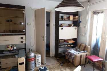 Tóparthoz közeli lakóház Délegyházán – 80 méterre a víztől!   Tóparthoz közeli lakóház Délegyházán – 80 méterre a víztől!
Délegyháza egyik kedvelt, csendes utcájában – a Fagyöngy utcában – eladásra kínálok egy 336 m²- s telken álló, 50 m²- s, másfél szobás családi házat, mindössze 80 méterre a horgásztótól.
Az ingatlan belterületi, kivett lakóház és udvar besorolású, per- és tehermentes, egyetlen tulajdonostól.
A ház a ’70-es évek végén téglából épült, jelenleg felújítandó állapotban van, így új tulajdonosa saját igényei szerint formálhatja.
Közművek: víz, villany, gáz, csatorna rendelkezésre állnak.
Az udvarban 3 autó számára is kényelmes parkolási lehetőség adott.
A belső tér elrendezése:
• üvegezett veranda,
• nappali (14 m²),
• hálószoba (6 m²),
• kádas fürdőszoba (4 m²),
• étkező (5 m²),
• konyha (10 m²),
• kazánház (3 m²) és tároló (2,5 m²).
A természet szerelmeseinek ideális választás — a háztól pár lépésre nagy kiterjedésű horgásztó, a közelben pedig a Kiskunsági Nemzeti Park, az Ócsai Tájvédelmi Körzet és a Ráckevei-Duna található.
Tökéletes otthon vagy nyaraló azoknak, akik a nyugalmat, a vízpart közelségét és a természetet keresik.
A környék igazi természeti kincs: tizenkét kavicsbánya-tó, a Kiskunsági Nemzeti Park és a Ráckevei-Duna közelsége varázslatos hangulatot teremt.
Ha egy helyet keresel, ahol lelassulhat az idő, ez az ingatlan tökéletes kiindulópont lehet álmaid otthonához.
Ár: 35. 000. 000 Ft
További szolgáltatások:
– Ingatlaneladásban segítség
– Energetikai tanúsítvány 72 órán belül
– Ingyenes hitelügyintézés
– Jogi háttér és földhivatali ügyintézés
– Országos adatbázisból e-mailes ajánlatküldés
Tel: +36705581160