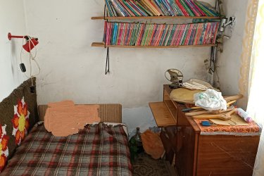 Tóparthoz közeli lakóház Délegyházán – 80 méterre a víztől!   Tóparthoz közeli lakóház Délegyházán – 80 méterre a víztől!
Délegyháza egyik kedvelt, csendes utcájában – a Fagyöngy utcában – eladásra kínálok egy 336 m²- s telken álló, 50 m²- s, másfél szobás családi házat, mindössze 80 méterre a horgásztótól.
Az ingatlan belterületi, kivett lakóház és udvar besorolású, per- és tehermentes, egyetlen tulajdonostól.
A ház a ’70-es évek végén téglából épült, jelenleg felújítandó állapotban van, így új tulajdonosa saját igényei szerint formálhatja.
Közművek: víz, villany, gáz, csatorna rendelkezésre állnak.
Az udvarban 3 autó számára is kényelmes parkolási lehetőség adott.
A belső tér elrendezése:
• üvegezett veranda,
• nappali (14 m²),
• hálószoba (6 m²),
• kádas fürdőszoba (4 m²),
• étkező (5 m²),
• konyha (10 m²),
• kazánház (3 m²) és tároló (2,5 m²).
A természet szerelmeseinek ideális választás — a háztól pár lépésre nagy kiterjedésű horgásztó, a közelben pedig a Kiskunsági Nemzeti Park, az Ócsai Tájvédelmi Körzet és a Ráckevei-Duna található.
Tökéletes otthon vagy nyaraló azoknak, akik a nyugalmat, a vízpart közelségét és a természetet keresik.
A környék igazi természeti kincs: tizenkét kavicsbánya-tó, a Kiskunsági Nemzeti Park és a Ráckevei-Duna közelsége varázslatos hangulatot teremt.
Ha egy helyet keresel, ahol lelassulhat az idő, ez az ingatlan tökéletes kiindulópont lehet álmaid otthonához.
Ár: 35. 000. 000 Ft
További szolgáltatások:
– Ingatlaneladásban segítség
– Energetikai tanúsítvány 72 órán belül
– Ingyenes hitelügyintézés
– Jogi háttér és földhivatali ügyintézés
– Országos adatbázisból e-mailes ajánlatküldés
Tel: +36705581160