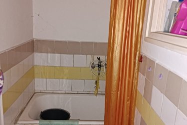 Tóparthoz közeli lakóház Délegyházán – 80 méterre a víztől!   Tóparthoz közeli lakóház Délegyházán – 80 méterre a víztől!
Délegyháza egyik kedvelt, csendes utcájában – a Fagyöngy utcában – eladásra kínálok egy 336 m²- s telken álló, 50 m²- s, másfél szobás családi házat, mindössze 80 méterre a horgásztótól.
Az ingatlan belterületi, kivett lakóház és udvar besorolású, per- és tehermentes, egyetlen tulajdonostól.
A ház a ’70-es évek végén téglából épült, jelenleg felújítandó állapotban van, így új tulajdonosa saját igényei szerint formálhatja.
Közművek: víz, villany, gáz, csatorna rendelkezésre állnak.
Az udvarban 3 autó számára is kényelmes parkolási lehetőség adott.
A belső tér elrendezése:
• üvegezett veranda,
• nappali (14 m²),
• hálószoba (6 m²),
• kádas fürdőszoba (4 m²),
• étkező (5 m²),
• konyha (10 m²),
• kazánház (3 m²) és tároló (2,5 m²).
A természet szerelmeseinek ideális választás — a háztól pár lépésre nagy kiterjedésű horgásztó, a közelben pedig a Kiskunsági Nemzeti Park, az Ócsai Tájvédelmi Körzet és a Ráckevei-Duna található.
Tökéletes otthon vagy nyaraló azoknak, akik a nyugalmat, a vízpart közelségét és a természetet keresik.
A környék igazi természeti kincs: tizenkét kavicsbánya-tó, a Kiskunsági Nemzeti Park és a Ráckevei-Duna közelsége varázslatos hangulatot teremt.
Ha egy helyet keresel, ahol lelassulhat az idő, ez az ingatlan tökéletes kiindulópont lehet álmaid otthonához.
Ár: 35. 000. 000 Ft
További szolgáltatások:
– Ingatlaneladásban segítség
– Energetikai tanúsítvány 72 órán belül
– Ingyenes hitelügyintézés
– Jogi háttér és földhivatali ügyintézés
– Országos adatbázisból e-mailes ajánlatküldés
Tel: +36705581160