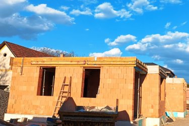 Új építésű, modern családi házak, otthonok Göd központjában – saját telekkel, garázzsal, hőszivattyúval eladók!

Közép-Göd központi, mégis csendes részén, 1073 m²-es telken két modern, földszintes, önálló családi ház kerül megépítésre — 2026. áprilisi átadással.

A házak külön helyrajzi számon, saját bejárattal, garázzsal és parkosított kerttel rendelkeznek, így teljes önállóságot és nyugalmat kínálnak tulajdonosaiknak.

Főbb jellemzők:

• Alapterület: 128 m²
• Elrendezés: amerikai konyhás nappali + 3 hálószoba + 2 fürdőszoba + kamra + gardrób + háztartási helyiség.
• 20 m²-es teremgarázs
• Tégla falazat, 12 cm grafitos hőszigetelés, 3 rétegű nyílászárók
• Hőszivattyús rendszer és padlófűtés az optimális hőérzetért
• Rendezett, bekerített udvar, parkosított kert.

A tágas, világos amerikai konyhás nappali (30 m²) ideális központja lehet a családi életnek és baráti összejöveteleknek.

A gondosan megtervezett belső tér modern, praktikus, kényelmes otthont biztosít minden korosztály számára.

Elhelyezkedés:

A házak Göd egyik legkedveltebb utcájában épülnek, pár percre az iskolától, óvodától, üzletektől és közlekedési csomópontoktól.

A környék nyugodt, családbarát, mégis minden kényelmi szolgáltatás könnyen elérhető: bolt, patika, étterem, edzőterem, hajókikötő, vonat- és buszmegálló.

Ár: 149. 900. 000 Ft / ház

Az ingatlan államilag támogatott konstrukciókkal is megvásárolható:

✅ 3%-s Otthon Start hitel
✅ Babaváró
✅ CSOK Plusz

Ne maradjon le erről a modern, energiatakarékos otthonról Göd legjobb részén!

További információért és megtekintésért várom hívását:

+36 70 558 1160