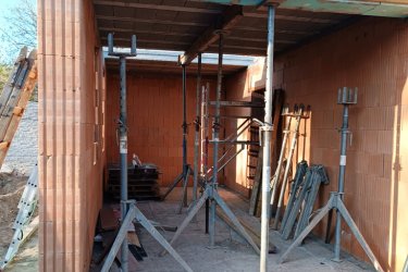 Új építésű, modern családi házak, otthonok Göd központjában – saját telekkel, garázzsal, hőszivattyúval eladók!

Közép-Göd központi, mégis csendes részén, 1073 m²-es telken két modern, földszintes, önálló családi ház kerül megépítésre — 2026. áprilisi átadással.

A házak külön helyrajzi számon, saját bejárattal, garázzsal és parkosított kerttel rendelkeznek, így teljes önállóságot és nyugalmat kínálnak tulajdonosaiknak.

Főbb jellemzők:

• Alapterület: 128 m²
• Elrendezés: amerikai konyhás nappali + 3 hálószoba + 2 fürdőszoba + kamra + gardrób + háztartási helyiség.
• 20 m²-es teremgarázs
• Tégla falazat, 12 cm grafitos hőszigetelés, 3 rétegű nyílászárók
• Hőszivattyús rendszer és padlófűtés az optimális hőérzetért
• Rendezett, bekerített udvar, parkosított kert.

A tágas, világos amerikai konyhás nappali (30 m²) ideális központja lehet a családi életnek és baráti összejöveteleknek.

A gondosan megtervezett belső tér modern, praktikus, kényelmes otthont biztosít minden korosztály számára.

Elhelyezkedés:

A házak Göd egyik legkedveltebb utcájában épülnek, pár percre az iskolától, óvodától, üzletektől és közlekedési csomópontoktól.

A környék nyugodt, családbarát, mégis minden kényelmi szolgáltatás könnyen elérhető: bolt, patika, étterem, edzőterem, hajókikötő, vonat- és buszmegálló.

Ár: 149. 900. 000 Ft / ház

Az ingatlan államilag támogatott konstrukciókkal is megvásárolható:

✅ 3%-s Otthon Start hitel
✅ Babaváró
✅ CSOK Plusz

Ne maradjon le erről a modern, energiatakarékos otthonról Göd legjobb részén!

További információért és megtekintésért várom hívását:

+36 70 558 1160