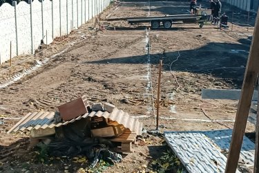 Új építésű, modern családi házak, otthonok Göd központjában – saját telekkel, garázzsal, hőszivattyúval eladók!

Közép-Göd központi, mégis csendes részén, 1073 m²-es telken két modern, földszintes, önálló családi ház kerül megépítésre — 2026. áprilisi átadással.

A házak külön helyrajzi számon, saját bejárattal, garázzsal és parkosított kerttel rendelkeznek, így teljes önállóságot és nyugalmat kínálnak tulajdonosaiknak.

Főbb jellemzők:

• Alapterület: 128 m²
• Elrendezés: amerikai konyhás nappali + 3 hálószoba + 2 fürdőszoba + kamra + gardrób + háztartási helyiség.
• 20 m²-es teremgarázs
• Tégla falazat, 12 cm grafitos hőszigetelés, 3 rétegű nyílászárók
• Hőszivattyús rendszer és padlófűtés az optimális hőérzetért
• Rendezett, bekerített udvar, parkosított kert.

A tágas, világos amerikai konyhás nappali (30 m²) ideális központja lehet a családi életnek és baráti összejöveteleknek.

A gondosan megtervezett belső tér modern, praktikus, kényelmes otthont biztosít minden korosztály számára.

Elhelyezkedés:

A házak Göd egyik legkedveltebb utcájában épülnek, pár percre az iskolától, óvodától, üzletektől és közlekedési csomópontoktól.

A környék nyugodt, családbarát, mégis minden kényelmi szolgáltatás könnyen elérhető: bolt, patika, étterem, edzőterem, hajókikötő, vonat- és buszmegálló.

Ár: 149. 900. 000 Ft / ház

Az ingatlan államilag támogatott konstrukciókkal is megvásárolható:

✅ 3%-s Otthon Start hitel
✅ Babaváró
✅ CSOK Plusz

Ne maradjon le erről a modern, energiatakarékos otthonról Göd legjobb részén!

További információért és megtekintésért várom hívását:

+36 70 558 1160