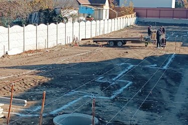 Új építésű, modern családi házak, otthonok Göd központjában – saját telekkel, garázzsal, hőszivattyúval eladók!

Közép-Göd központi, mégis csendes részén, 1073 m²-es telken két modern, földszintes, önálló családi ház kerül megépítésre — 2026. áprilisi átadással.

A házak külön helyrajzi számon, saját bejárattal, garázzsal és parkosított kerttel rendelkeznek, így teljes önállóságot és nyugalmat kínálnak tulajdonosaiknak.

Főbb jellemzők:

• Alapterület: 128 m²
• Elrendezés: amerikai konyhás nappali + 3 hálószoba + 2 fürdőszoba + kamra + gardrób + háztartási helyiség.
• 20 m²-es teremgarázs
• Tégla falazat, 12 cm grafitos hőszigetelés, 3 rétegű nyílászárók
• Hőszivattyús rendszer és padlófűtés az optimális hőérzetért
• Rendezett, bekerített udvar, parkosított kert.

A tágas, világos amerikai konyhás nappali (30 m²) ideális központja lehet a családi életnek és baráti összejöveteleknek.

A gondosan megtervezett belső tér modern, praktikus, kényelmes otthont biztosít minden korosztály számára.

Elhelyezkedés:

A házak Göd egyik legkedveltebb utcájában épülnek, pár percre az iskolától, óvodától, üzletektől és közlekedési csomópontoktól.

A környék nyugodt, családbarát, mégis minden kényelmi szolgáltatás könnyen elérhető: bolt, patika, étterem, edzőterem, hajókikötő, vonat- és buszmegálló.

Ár: 149. 900. 000 Ft / ház

Az ingatlan államilag támogatott konstrukciókkal is megvásárolható:

✅ 3%-s Otthon Start hitel
✅ Babaváró
✅ CSOK Plusz

Ne maradjon le erről a modern, energiatakarékos otthonról Göd legjobb részén!

További információért és megtekintésért várom hívását:

+36 70 558 1160