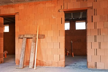 Új építésű, modern családi házak, otthonok Göd központjában – saját telekkel, garázzsal, hőszivattyúval eladók!

Közép-Göd központi, mégis csendes részén, 1073 m²-es telken két modern, földszintes, önálló családi ház kerül megépítésre — 2026. áprilisi átadással.

A házak külön helyrajzi számon, saját bejárattal, garázzsal és parkosított kerttel rendelkeznek, így teljes önállóságot és nyugalmat kínálnak tulajdonosaiknak.

Főbb jellemzők:

• Alapterület: 128 m²
• Elrendezés: amerikai konyhás nappali + 3 hálószoba + 2 fürdőszoba + kamra + gardrób + háztartási helyiség.
• 20 m²-es teremgarázs
• Tégla falazat, 12 cm grafitos hőszigetelés, 3 rétegű nyílászárók
• Hőszivattyús rendszer és padlófűtés az optimális hőérzetért
• Rendezett, bekerített udvar, parkosított kert.

A tágas, világos amerikai konyhás nappali (30 m²) ideális központja lehet a családi életnek és baráti összejöveteleknek.

A gondosan megtervezett belső tér modern, praktikus, kényelmes otthont biztosít minden korosztály számára.

Elhelyezkedés:

A házak Göd egyik legkedveltebb utcájában épülnek, pár percre az iskolától, óvodától, üzletektől és közlekedési csomópontoktól.

A környék nyugodt, családbarát, mégis minden kényelmi szolgáltatás könnyen elérhető: bolt, patika, étterem, edzőterem, hajókikötő, vonat- és buszmegálló.

Ár: 149. 900. 000 Ft / ház

Az ingatlan államilag támogatott konstrukciókkal is megvásárolható:

✅ 3%-s Otthon Start hitel
✅ Babaváró
✅ CSOK Plusz

Ne maradjon le erről a modern, energiatakarékos otthonról Göd legjobb részén!

További információért és megtekintésért várom hívását:

+36 70 558 1160