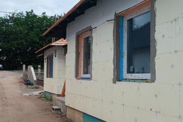 Új építésű, modern családi házak, otthonok Göd központjában – saját telekkel, garázzsal, hőszivattyúval eladók!

Közép-Göd központi, mégis csendes részén, 1073 m²-es telken két modern, földszintes, önálló családi ház kerül megépítésre — 2026. évi átadással.

A házak külön helyrajzi számon, saját bejárattal, garázzsal és parkosított kerttel rendelkeznek, így teljes önállóságot és nyugalmat kínálnak tulajdonosaiknak.

Főbb jellemzők:

• Alapterület: 128 m²
• Elrendezés: amerikai konyhás nappali + 3 hálószoba + 2 fürdőszoba + kamra + gardrób + háztartási helyiség.
• 20 m²-es teremgarázs
• Tégla falazat, 12 cm-es hőszigetelés, 3 rétegű nyílászárók
• Hőszivattyús rendszer és padlófűtés az optimális hőérzetért
• Rendezett, bekerített udvar, parkosított kert.

A tágas, világos amerikai konyhás nappali (30 m²) ideális központja lehet a családi életnek és baráti összejöveteleknek.
A gondosan megtervezett belső tér modern, praktikus, kényelmes otthont biztosít minden korosztály számára.

Elhelyezkedés:

A házak Göd egyik legkedveltebb utcájában épülnek, pár percre az iskolától, óvodától, üzletektől és közlekedési csomópontoktól.

A környék nyugodt, családbarát, mégis minden kényelmi szolgáltatás könnyen elérhető: bolt, patika, étterem, edzőterem, hajókikötő, vonat- és buszmegálló.

Ár: 149. 900. 000 Ft / ház

Az ingatlan államilag támogatott konstrukciókkal is megvásárolható:

✅ 3%-s Otthon Start hitel
✅ Babaváró
✅ CSOK Plusz

Ne maradjon le erről a modern, energiatakarékos otthonról Göd legjobb részén!

További információért és megtekintésért várom hívását:

