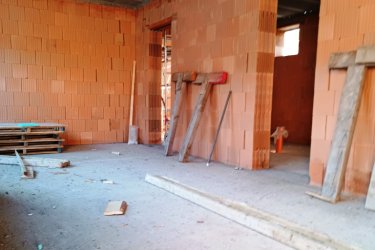 Új építésű, modern családi házak, otthonok Göd központjában – saját telekkel, garázzsal, hőszivattyúval eladók!

Közép-Göd központi, mégis csendes részén, 1073 m²-es telken két modern, földszintes, önálló családi ház kerül megépítésre — 2026. áprilisi átadással.

A házak külön helyrajzi számon, saját bejárattal, garázzsal és parkosított kerttel rendelkeznek, így teljes önállóságot és nyugalmat kínálnak tulajdonosaiknak.

Főbb jellemzők:

• Alapterület: 128 m²
• Elrendezés: amerikai konyhás nappali + 3 hálószoba + 2 fürdőszoba + kamra + gardrób + háztartási helyiség.
• 20 m²-es teremgarázs
• Tégla falazat, 12 cm grafitos hőszigetelés, 3 rétegű nyílászárók
• Hőszivattyús rendszer és padlófűtés az optimális hőérzetért
• Rendezett, bekerített udvar, parkosított kert.

A tágas, világos amerikai konyhás nappali (30 m²) ideális központja lehet a családi életnek és baráti összejöveteleknek.

A gondosan megtervezett belső tér modern, praktikus, kényelmes otthont biztosít minden korosztály számára.

Elhelyezkedés:

A házak Göd egyik legkedveltebb utcájában épülnek, pár percre az iskolától, óvodától, üzletektől és közlekedési csomópontoktól.

A környék nyugodt, családbarát, mégis minden kényelmi szolgáltatás könnyen elérhető: bolt, patika, étterem, edzőterem, hajókikötő, vonat- és buszmegálló.

Ár: 149. 900. 000 Ft / ház

Az ingatlan államilag támogatott konstrukciókkal is megvásárolható:

✅ 3%-s Otthon Start hitel
✅ Babaváró
✅ CSOK Plusz

Ne maradjon le erről a modern, energiatakarékos otthonról Göd legjobb részén!

További információért és megtekintésért várom hívását:

+36 70 558 1160