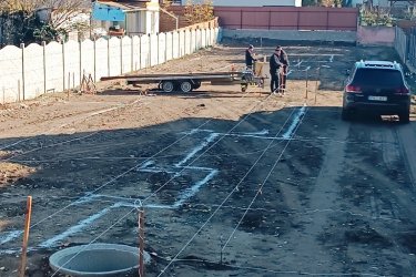 Új építésű, modern családi házak, otthonok Göd központjában – saját telekkel, garázzsal, hőszivattyúval eladók!

Közép-Göd központi, mégis csendes részén, 1073 m²-es telken két modern, földszintes, önálló családi ház kerül megépítésre — 2026. áprilisi átadással.

A házak külön helyrajzi számon, saját bejárattal, garázzsal és parkosított kerttel rendelkeznek, így teljes önállóságot és nyugalmat kínálnak tulajdonosaiknak.

Főbb jellemzők:

• Alapterület: 128 m²
• Elrendezés: amerikai konyhás nappali + 3 hálószoba + 2 fürdőszoba + kamra + gardrób + háztartási helyiség.
• 20 m²-es teremgarázs
• Tégla falazat, 12 cm grafitos hőszigetelés, 3 rétegű nyílászárók
• Hőszivattyús rendszer és padlófűtés az optimális hőérzetért
• Rendezett, bekerített udvar, parkosított kert.

A tágas, világos amerikai konyhás nappali (30 m²) ideális központja lehet a családi életnek és baráti összejöveteleknek.

A gondosan megtervezett belső tér modern, praktikus, kényelmes otthont biztosít minden korosztály számára.

Elhelyezkedés:

A házak Göd egyik legkedveltebb utcájában épülnek, pár percre az iskolától, óvodától, üzletektől és közlekedési csomópontoktól.

A környék nyugodt, családbarát, mégis minden kényelmi szolgáltatás könnyen elérhető: bolt, patika, étterem, edzőterem, hajókikötő, vonat- és buszmegálló.

Ár: 149. 900. 000 Ft / ház

Az ingatlan államilag támogatott konstrukciókkal is megvásárolható:

✅ 3%-s Otthon Start hitel
✅ Babaváró
✅ CSOK Plusz

Ne maradjon le erről a modern, energiatakarékos otthonról Göd legjobb részén!

További információért és megtekintésért várom hívását:

+36 70 558 1160