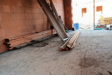 Új építésű, modern családi házak, otthonok Göd központjában – saját telekkel, garázzsal, hőszivattyúval eladók!

Közép-Göd központi, mégis csendes részén, 1073 m²-es telken két modern, földszintes, önálló családi ház kerül megépítésre — 2026. áprilisi átadással.

A házak külön helyrajzi számon, saját bejárattal, garázzsal és parkosított kerttel rendelkeznek, így teljes önállóságot és nyugalmat kínálnak tulajdonosaiknak.

Főbb jellemzők:

• Alapterület: 128 m²
• Elrendezés: amerikai konyhás nappali + 3 hálószoba + 2 fürdőszoba + kamra + gardrób + háztartási helyiség.
• 20 m²-es teremgarázs
• Tégla falazat, 12 cm grafitos hőszigetelés, 3 rétegű nyílászárók
• Hőszivattyús rendszer és padlófűtés az optimális hőérzetért
• Rendezett, bekerített udvar, parkosított kert.

A tágas, világos amerikai konyhás nappali (30 m²) ideális központja lehet a családi életnek és baráti összejöveteleknek.

A gondosan megtervezett belső tér modern, praktikus, kényelmes otthont biztosít minden korosztály számára.

Elhelyezkedés:

A házak Göd egyik legkedveltebb utcájában épülnek, pár percre az iskolától, óvodától, üzletektől és közlekedési csomópontoktól.

A környék nyugodt, családbarát, mégis minden kényelmi szolgáltatás könnyen elérhető: bolt, patika, étterem, edzőterem, hajókikötő, vonat- és buszmegálló.

Ár: 149. 900. 000 Ft / ház

Az ingatlan államilag támogatott konstrukciókkal is megvásárolható:

✅ 3%-s Otthon Start hitel
✅ Babaváró
✅ CSOK Plusz

Ne maradjon le erről a modern, energiatakarékos otthonról Göd legjobb részén!

További információért és megtekintésért várom hívását:

+36 70 558 1160