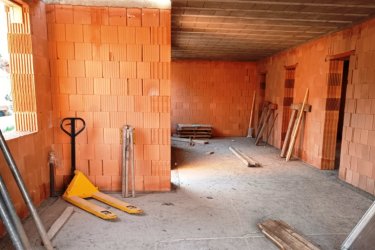 Új építésű, modern családi házak, otthonok Göd központjában – saját telekkel, garázzsal, hőszivattyúval eladók!

Közép-Göd központi, mégis csendes részén, 1073 m²-es telken két modern, földszintes, önálló családi ház kerül megépítésre — 2026. áprilisi átadással.

A házak külön helyrajzi számon, saját bejárattal, garázzsal és parkosított kerttel rendelkeznek, így teljes önállóságot és nyugalmat kínálnak tulajdonosaiknak.

Főbb jellemzők:

• Alapterület: 128 m²
• Elrendezés: amerikai konyhás nappali + 3 hálószoba + 2 fürdőszoba + kamra + gardrób + háztartási helyiség.
• 20 m²-es teremgarázs
• Tégla falazat, 12 cm grafitos hőszigetelés, 3 rétegű nyílászárók
• Hőszivattyús rendszer és padlófűtés az optimális hőérzetért
• Rendezett, bekerített udvar, parkosított kert.

A tágas, világos amerikai konyhás nappali (30 m²) ideális központja lehet a családi életnek és baráti összejöveteleknek.

A gondosan megtervezett belső tér modern, praktikus, kényelmes otthont biztosít minden korosztály számára.

Elhelyezkedés:

A házak Göd egyik legkedveltebb utcájában épülnek, pár percre az iskolától, óvodától, üzletektől és közlekedési csomópontoktól.

A környék nyugodt, családbarát, mégis minden kényelmi szolgáltatás könnyen elérhető: bolt, patika, étterem, edzőterem, hajókikötő, vonat- és buszmegálló.

Ár: 149. 900. 000 Ft / ház

Az ingatlan államilag támogatott konstrukciókkal is megvásárolható:

✅ 3%-s Otthon Start hitel
✅ Babaváró
✅ CSOK Plusz

Ne maradjon le erről a modern, energiatakarékos otthonról Göd legjobb részén!

További információért és megtekintésért várom hívását:

+36 70 558 1160