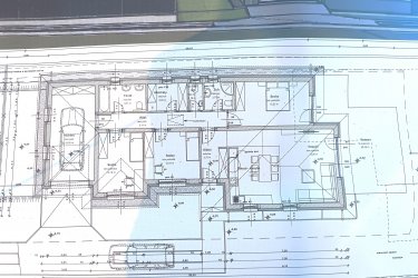 Új építésű, modern családi házak, otthonok Göd központjában – saját telekkel, garázzsal, hőszivattyúval eladók!

Közép-Göd központi, mégis csendes részén, 1073 m²-es telken két modern, földszintes, önálló családi ház kerül megépítésre — 2026. áprilisi átadással.

A házak külön helyrajzi számon, saját bejárattal, garázzsal és parkosított kerttel rendelkeznek, így teljes önállóságot és nyugalmat kínálnak tulajdonosaiknak.

Főbb jellemzők:

• Alapterület: 128 m²
• Elrendezés: amerikai konyhás nappali + 3 hálószoba + 2 fürdőszoba + kamra + gardrób + háztartási helyiség.
• 20 m²-es teremgarázs
• Tégla falazat, 12 cm grafitos hőszigetelés, 3 rétegű nyílászárók
• Hőszivattyús rendszer és padlófűtés az optimális hőérzetért
• Rendezett, bekerített udvar, parkosított kert.

A tágas, világos amerikai konyhás nappali (30 m²) ideális központja lehet a családi életnek és baráti összejöveteleknek.

A gondosan megtervezett belső tér modern, praktikus, kényelmes otthont biztosít minden korosztály számára.

Elhelyezkedés:

A házak Göd egyik legkedveltebb utcájában épülnek, pár percre az iskolától, óvodától, üzletektől és közlekedési csomópontoktól.

A környék nyugodt, családbarát, mégis minden kényelmi szolgáltatás könnyen elérhető: bolt, patika, étterem, edzőterem, hajókikötő, vonat- és buszmegálló.

Ár: 149. 900. 000 Ft / ház

Az ingatlan államilag támogatott konstrukciókkal is megvásárolható:

✅ 3%-s Otthon Start hitel
✅ Babaváró
✅ CSOK Plusz

Ne maradjon le erről a modern, energiatakarékos otthonról Göd legjobb részén!

További információért és megtekintésért várom hívását:

+36 70 558 1160