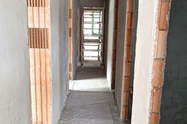 Új építésű, modern családi házak, otthonok Göd központjában – saját telekkel, garázzsal, hőszivattyúval eladók!

Közép-Göd központi, mégis csendes részén, 1073 m²-es telken két modern, földszintes, önálló családi ház kerül megépítésre — 2026. évi átadással.

A házak külön helyrajzi számon, saját bejárattal, garázzsal és parkosított kerttel rendelkeznek, így teljes önállóságot és nyugalmat kínálnak tulajdonosaiknak.

Főbb jellemzők:

• Alapterület: 128 m²
• Elrendezés: amerikai konyhás nappali + 3 hálószoba + 2 fürdőszoba + kamra + gardrób + háztartási helyiség.
• 20 m²-es teremgarázs
• Tégla falazat, 12 cm-es hőszigetelés, 3 rétegű nyílászárók
• Hőszivattyús rendszer és padlófűtés az optimális hőérzetért
• Rendezett, bekerített udvar, parkosított kert.

A tágas, világos amerikai konyhás nappali (30 m²) ideális központja lehet a családi életnek és baráti összejöveteleknek.
A gondosan megtervezett belső tér modern, praktikus, kényelmes otthont biztosít minden korosztály számára.

Elhelyezkedés:

A házak Göd egyik legkedveltebb utcájában épülnek, pár percre az iskolától, óvodától, üzletektől és közlekedési csomópontoktól.

A környék nyugodt, családbarát, mégis minden kényelmi szolgáltatás könnyen elérhető: bolt, patika, étterem, edzőterem, hajókikötő, vonat- és buszmegálló.

Ár: 149. 900. 000 Ft / ház

Az ingatlan államilag támogatott konstrukciókkal is megvásárolható:

✅ 3%-s Otthon Start hitel
✅ Babaváró
✅ CSOK Plusz

Ne maradjon le erről a modern, energiatakarékos otthonról Göd legjobb részén!

További információért és megtekintésért várom hívását:

