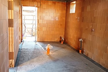 Új építésű, modern családi házak, otthonok Göd központjában – saját telekkel, garázzsal, hőszivattyúval eladók!

Közép-Göd központi, mégis csendes részén, 1073 m²-es telken két modern, földszintes, önálló családi ház kerül megépítésre — 2026. áprilisi átadással.

A házak külön helyrajzi számon, saját bejárattal, garázzsal és parkosított kerttel rendelkeznek, így teljes önállóságot és nyugalmat kínálnak tulajdonosaiknak.

Főbb jellemzők:

• Alapterület: 128 m²
• Elrendezés: amerikai konyhás nappali + 3 hálószoba + 2 fürdőszoba + kamra + gardrób + háztartási helyiség.
• 20 m²-es teremgarázs
• Tégla falazat, 12 cm grafitos hőszigetelés, 3 rétegű nyílászárók
• Hőszivattyús rendszer és padlófűtés az optimális hőérzetért
• Rendezett, bekerített udvar, parkosított kert.

A tágas, világos amerikai konyhás nappali (30 m²) ideális központja lehet a családi életnek és baráti összejöveteleknek.

A gondosan megtervezett belső tér modern, praktikus, kényelmes otthont biztosít minden korosztály számára.

Elhelyezkedés:

A házak Göd egyik legkedveltebb utcájában épülnek, pár percre az iskolától, óvodától, üzletektől és közlekedési csomópontoktól.

A környék nyugodt, családbarát, mégis minden kényelmi szolgáltatás könnyen elérhető: bolt, patika, étterem, edzőterem, hajókikötő, vonat- és buszmegálló.

Ár: 149. 900. 000 Ft / ház

Az ingatlan államilag támogatott konstrukciókkal is megvásárolható:

✅ 3%-s Otthon Start hitel
✅ Babaváró
✅ CSOK Plusz

Ne maradjon le erről a modern, energiatakarékos otthonról Göd legjobb részén!

További információért és megtekintésért várom hívását:

+36 70 558 1160