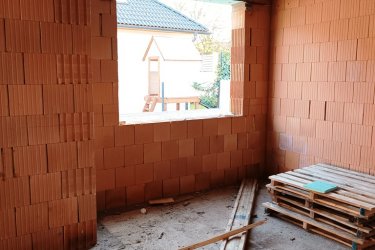 Új építésű, modern családi házak, otthonok Göd központjában – saját telekkel, garázzsal, hőszivattyúval eladók!

Közép-Göd központi, mégis csendes részén, 1073 m²-es telken két modern, földszintes, önálló családi ház kerül megépítésre — 2026. áprilisi átadással.

A házak külön helyrajzi számon, saját bejárattal, garázzsal és parkosított kerttel rendelkeznek, így teljes önállóságot és nyugalmat kínálnak tulajdonosaiknak.

Főbb jellemzők:

• Alapterület: 128 m²
• Elrendezés: amerikai konyhás nappali + 3 hálószoba + 2 fürdőszoba + kamra + gardrób + háztartási helyiség.
• 20 m²-es teremgarázs
• Tégla falazat, 12 cm grafitos hőszigetelés, 3 rétegű nyílászárók
• Hőszivattyús rendszer és padlófűtés az optimális hőérzetért
• Rendezett, bekerített udvar, parkosított kert.

A tágas, világos amerikai konyhás nappali (30 m²) ideális központja lehet a családi életnek és baráti összejöveteleknek.

A gondosan megtervezett belső tér modern, praktikus, kényelmes otthont biztosít minden korosztály számára.

Elhelyezkedés:

A házak Göd egyik legkedveltebb utcájában épülnek, pár percre az iskolától, óvodától, üzletektől és közlekedési csomópontoktól.

A környék nyugodt, családbarát, mégis minden kényelmi szolgáltatás könnyen elérhető: bolt, patika, étterem, edzőterem, hajókikötő, vonat- és buszmegálló.

Ár: 149. 900. 000 Ft / ház

Az ingatlan államilag támogatott konstrukciókkal is megvásárolható:

✅ 3%-s Otthon Start hitel
✅ Babaváró
✅ CSOK Plusz

Ne maradjon le erről a modern, energiatakarékos otthonról Göd legjobb részén!

További információért és megtekintésért várom hívását:

+36 70 558 1160