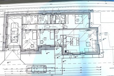 Új építésű, modern családi házak, otthonok Göd központjában – saját telekkel, garázzsal, hőszivattyúval eladók!

Közép-Göd központi, mégis csendes részén, 1073 m²-es telken két modern, földszintes, önálló családi ház kerül megépítésre — 2026. áprilisi átadással.

A házak külön helyrajzi számon, saját bejárattal, garázzsal és parkosított kerttel rendelkeznek, így teljes önállóságot és nyugalmat kínálnak tulajdonosaiknak.

Főbb jellemzők:

• Alapterület: 128 m²
• Elrendezés: amerikai konyhás nappali + 3 hálószoba + 2 fürdőszoba + kamra + gardrób + háztartási helyiség.
• 20 m²-es teremgarázs
• Tégla falazat, 12 cm grafitos hőszigetelés, 3 rétegű nyílászárók
• Hőszivattyús rendszer és padlófűtés az optimális hőérzetért
• Rendezett, bekerített udvar, parkosított kert.

A tágas, világos amerikai konyhás nappali (30 m²) ideális központja lehet a családi életnek és baráti összejöveteleknek.

A gondosan megtervezett belső tér modern, praktikus, kényelmes otthont biztosít minden korosztály számára.

Elhelyezkedés:

A házak Göd egyik legkedveltebb utcájában épülnek, pár percre az iskolától, óvodától, üzletektől és közlekedési csomópontoktól.

A környék nyugodt, családbarát, mégis minden kényelmi szolgáltatás könnyen elérhető: bolt, patika, étterem, edzőterem, hajókikötő, vonat- és buszmegálló.

Ár: 149. 900. 000 Ft / ház

Az ingatlan államilag támogatott konstrukciókkal is megvásárolható:

✅ 3%-s Otthon Start hitel
✅ Babaváró
✅ CSOK Plusz

Ne maradjon le erről a modern, energiatakarékos otthonról Göd legjobb részén!

További információért és megtekintésért várom hívását:

+36 70 558 1160