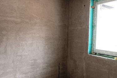 Új építésű, modern családi házak, otthonok Göd központjában – saját telekkel, garázzsal, hőszivattyúval eladók!

Közép-Göd központi, mégis csendes részén, 1073 m²-es telken két modern, földszintes, önálló családi ház kerül megépítésre — 2026. évi átadással.

A házak külön helyrajzi számon, saját bejárattal, garázzsal és parkosított kerttel rendelkeznek, így teljes önállóságot és nyugalmat kínálnak tulajdonosaiknak.

Főbb jellemzők:

• Alapterület: 128 m²
• Elrendezés: amerikai konyhás nappali + 3 hálószoba + 2 fürdőszoba + kamra + gardrób + háztartási helyiség.
• 20 m²-es teremgarázs
• Tégla falazat, 12 cm-es hőszigetelés, 3 rétegű nyílászárók
• Hőszivattyús rendszer és padlófűtés az optimális hőérzetért
• Rendezett, bekerített udvar, parkosított kert.

A tágas, világos amerikai konyhás nappali (30 m²) ideális központja lehet a családi életnek és baráti összejöveteleknek.
A gondosan megtervezett belső tér modern, praktikus, kényelmes otthont biztosít minden korosztály számára.

Elhelyezkedés:

A házak Göd egyik legkedveltebb utcájában épülnek, pár percre az iskolától, óvodától, üzletektől és közlekedési csomópontoktól.

A környék nyugodt, családbarát, mégis minden kényelmi szolgáltatás könnyen elérhető: bolt, patika, étterem, edzőterem, hajókikötő, vonat- és buszmegálló.

Ár: 149. 900. 000 Ft / ház

Az ingatlan államilag támogatott konstrukciókkal is megvásárolható:

✅ 3%-s Otthon Start hitel
✅ Babaváró
✅ CSOK Plusz

Ne maradjon le erről a modern, energiatakarékos otthonról Göd legjobb részén!

További információért és megtekintésért várom hívását:

