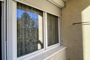 Kiadó társasházi lakás Vácon a Gombási úton.

Vác - Deákvár közkedvelt részén a Gombási úton, azonnal kiadó, 65 m2-es 2 szoba erkélyes csúszó zsalus, I. emeleti bútorozott társasházi lakás.

A lakóingatlan maximum 2, nem dohányzó leinformálható személy részére kiadó, kis állattartás (kutya, macska) nem lehetséges.

Az ingatlanban, előszoba, 2 tágas parkettázott szoba, közlekedő, beépített szekrénnyel, konyha, kamra, külön zuhanykabinos fürdőszoba, WC és 4 m2-es erkély található.

A lakás fűtése konvektorokról működik, a nyílászárók 3 rétegű hőszigetelt ablakok, a fürdőszobában új Vaillant típusú bojler biztosítja a meleg vizet.

Közös költség: 14. 000.-Ft

Anyagi helyzete a társasháznak nagyon jó.
A lépcsőház zárt, kaputelefonnal felszerelve, rendezett, a lakók segítik, támogatják egymást.

Autóval parkolni a kialakított parkolóban ingyenesen lehet.

A lakás remek elhelyezkedésének köszönhetően, pár perces sétán belül elérhető minden, ami a hétköznapi élethez szükséges.

Élelmiszerbolt, zöldséges, hentes, diszkont, pékség, bölcsőde, óvoda, iskola, orvosi rendelő, gyógyszertár, buszmegálló, vasútállomás 10 percre elérhető.
A város minden részére helyi buszközlekedés is könnyíti az eljutást.

Bérleti díj: 190. 000.-Ft + rezsi + 2 havi biztosíték.

ALKU NINCS!

Csak azok keressenek, akik komolyan gondolják az ingatlan bérlését.

E-mailre nem válaszolok, csak telefonon keressenek.

Tel: +36705581160