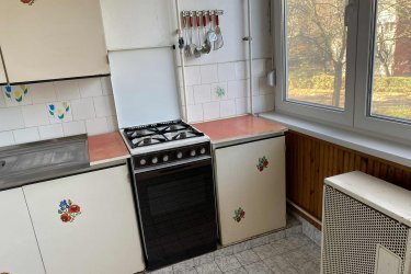 Kiadó társasházi lakás Vácon a Gombási úton.

Vác - Deákvár közkedvelt részén a Gombási úton, azonnal kiadó, 65 m2-es 2 szoba erkélyes csúszó zsalus, I. emeleti bútorozott társasházi lakás.

A lakóingatlan maximum 2, nem dohányzó leinformálható személy részére kiadó, kis állattartás (kutya, macska) nem lehetséges.

Az ingatlanban, előszoba, 2 tágas parkettázott szoba, közlekedő, beépített szekrénnyel, konyha, kamra, külön zuhanykabinos fürdőszoba, WC és 4 m2-es erkély található.

A lakás fűtése konvektorokról működik, a nyílászárók 3 rétegű hőszigetelt ablakok, a fürdőszobában új Vaillant típusú bojler biztosítja a meleg vizet.

Közös költség: 14. 000.-Ft

Anyagi helyzete a társasháznak nagyon jó.
A lépcsőház zárt, kaputelefonnal felszerelve, rendezett, a lakók segítik, támogatják egymást.

Autóval parkolni a kialakított parkolóban ingyenesen lehet.

A lakás remek elhelyezkedésének köszönhetően, pár perces sétán belül elérhető minden, ami a hétköznapi élethez szükséges.

Élelmiszerbolt, zöldséges, hentes, diszkont, pékség, bölcsőde, óvoda, iskola, orvosi rendelő, gyógyszertár, buszmegálló, vasútállomás 10 percre elérhető.
A város minden részére helyi buszközlekedés is könnyíti az eljutást.

Bérleti díj: 190. 000.-Ft + rezsi + 2 havi biztosíték.

ALKU NINCS!

Csak azok keressenek, akik komolyan gondolják az ingatlan bérlését.

E-mailre nem válaszolok, csak telefonon keressenek.

Tel: +36705581160