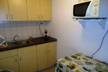 Vác központjához közel, irodaépület első emeletén 26 m2-es helyiség, irodai tevékenység folytatására, hosszútávra kiadó!

A korszerű, esztétikus megjelenésű épületben lévő helyiségek a nyugodt munkavégzéshez szükséges igényét teljes mértékben kielégítik.

Megfelelő világítással, telefonvonallal, internet csatlakozási lehetőséggel, központi fűtéssel, klímaberendezésekkel, férfi és női mosdóval, jól felszerelt étkezőhelyiséggel rendelkezik.

Az irodaépület udvarába gépkocsival be lehet állni.
A nyitvatartási idő hétköznap 7 órától 18 óra 30 percig, szombaton 7 órától 12 óráig.

Ettől eltérő munkavégzés időszakosan megoldható.

A korrekt rezsiköltség megállapítása a helyiségek alapterületétől és az állandó dolgozói létszámtól függ.

A bérleti díj összege: 78. 000.-Ft + ÁFA + 2 havi biztosíték + rezsi.

További információért és a megtekintéssel kapcsolatban, várom megtisztelő hívását!

Amiben még segíteni tudok:

- ha a vásárláshoz még el kell adnia ingatlanát
- energetikai tanúsítvány készítése 72 órán belül
- ingyenes hitelügyintézés
- jogi háttér
- földhivatali ügyintézés
- értékbecslés, piaci ármeghatározás
- költöztetés, lomtalanítás
- ajánlatok küldése e-mailben országos adatbázisból.

Tel: +36705581160