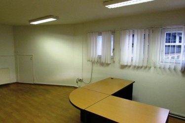 Vác központjához közel, irodaépület első emeletén 26 m2-es helyiség, irodai tevékenység folytatására, hosszútávra kiadó!

A korszerű, esztétikus megjelenésű épületben lévő helyiségek a nyugodt munkavégzéshez szükséges igényét teljes mértékben kielégítik.

Megfelelő világítással, telefonvonallal, internet csatlakozási lehetőséggel, központi fűtéssel, klímaberendezésekkel, férfi és női mosdóval, jól felszerelt étkezőhelyiséggel rendelkezik.

Az irodaépület udvarába gépkocsival be lehet állni.
A nyitvatartási idő hétköznap 7 órától 18 óra 30 percig, szombaton 7 órától 12 óráig.

Ettől eltérő munkavégzés időszakosan megoldható.

A korrekt rezsiköltség megállapítása a helyiségek alapterületétől és az állandó dolgozói létszámtól függ.

A bérleti díj összege: 78. 000.-Ft + ÁFA + 2 havi biztosíték + rezsi.

További információért és a megtekintéssel kapcsolatban, várom megtisztelő hívását!

Amiben még segíteni tudok:

- ha a vásárláshoz még el kell adnia ingatlanát
- energetikai tanúsítvány készítése 72 órán belül
- ingyenes hitelügyintézés
- jogi háttér
- földhivatali ügyintézés
- értékbecslés, piaci ármeghatározás
- költöztetés, lomtalanítás
- ajánlatok küldése e-mailben országos adatbázisból.

Tel: +36705581160