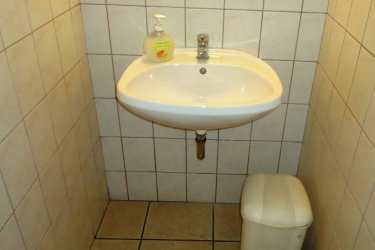 Vác központjához közel, irodaépület első emeletén 26 m2-es helyiség, irodai tevékenység folytatására, hosszútávra kiadó!

A korszerű, esztétikus megjelenésű épületben lévő helyiségek a nyugodt munkavégzéshez szükséges igényét teljes mértékben kielégítik.

Megfelelő világítással, telefonvonallal, internet csatlakozási lehetőséggel, központi fűtéssel, klímaberendezésekkel, férfi és női mosdóval, jól felszerelt étkezőhelyiséggel rendelkezik.

Az irodaépület udvarába gépkocsival be lehet állni.
A nyitvatartási idő hétköznap 7 órától 18 óra 30 percig, szombaton 7 órától 12 óráig.

Ettől eltérő munkavégzés időszakosan megoldható.

A korrekt rezsiköltség megállapítása a helyiségek alapterületétől és az állandó dolgozói létszámtól függ.

A bérleti díj összege: 78. 000.-Ft + ÁFA + 2 havi biztosíték + rezsi.

További információért és a megtekintéssel kapcsolatban, várom megtisztelő hívását!

Amiben még segíteni tudok:

- ha a vásárláshoz még el kell adnia ingatlanát
- energetikai tanúsítvány készítése 72 órán belül
- ingyenes hitelügyintézés
- jogi háttér
- földhivatali ügyintézés
- értékbecslés, piaci ármeghatározás
- költöztetés, lomtalanítás
- ajánlatok küldése e-mailben országos adatbázisból.

Tel: +36705581160