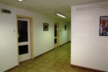 Vác központjához közel, irodaépület első emeletén 26 m2-es helyiség, irodai tevékenység folytatására, hosszútávra kiadó!

A korszerű, esztétikus megjelenésű épületben lévő helyiségek a nyugodt munkavégzéshez szükséges igényét teljes mértékben kielégítik.

Megfelelő világítással, telefonvonallal, internet csatlakozási lehetőséggel, központi fűtéssel, klímaberendezésekkel, férfi és női mosdóval, jól felszerelt étkezőhelyiséggel rendelkezik.

Az irodaépület udvarába gépkocsival be lehet állni.
A nyitvatartási idő hétköznap 7 órától 18 óra 30 percig, szombaton 7 órától 12 óráig.

Ettől eltérő munkavégzés időszakosan megoldható.

A korrekt rezsiköltség megállapítása a helyiségek alapterületétől és az állandó dolgozói létszámtól függ.

A bérleti díj összege: 78. 000.-Ft + ÁFA + 2 havi biztosíték + rezsi.

További információért és a megtekintéssel kapcsolatban, várom megtisztelő hívását!

Amiben még segíteni tudok:

- ha a vásárláshoz még el kell adnia ingatlanát
- energetikai tanúsítvány készítése 72 órán belül
- ingyenes hitelügyintézés
- jogi háttér
- földhivatali ügyintézés
- értékbecslés, piaci ármeghatározás
- költöztetés, lomtalanítás
- ajánlatok küldése e-mailben országos adatbázisból.

Tel: +36705581160