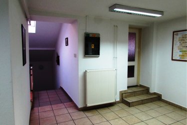 Vác központjához közel, irodaépület első emeletén 26 m2-es helyiség, irodai tevékenység folytatására, hosszútávra kiadó!

A korszerű, esztétikus megjelenésű épületben lévő helyiségek a nyugodt munkavégzéshez szükséges igényét teljes mértékben kielégítik.

Megfelelő világítással, telefonvonallal, internet csatlakozási lehetőséggel, központi fűtéssel, klímaberendezésekkel, férfi és női mosdóval, jól felszerelt étkezőhelyiséggel rendelkezik.

Az irodaépület udvarába gépkocsival be lehet állni.
A nyitvatartási idő hétköznap 7 órától 18 óra 30 percig, szombaton 7 órától 12 óráig.

Ettől eltérő munkavégzés időszakosan megoldható.

A korrekt rezsiköltség megállapítása a helyiségek alapterületétől és az állandó dolgozói létszámtól függ.

A bérleti díj összege: 78. 000.-Ft + ÁFA + 2 havi biztosíték + rezsi.

További információért és a megtekintéssel kapcsolatban, várom megtisztelő hívását!

Amiben még segíteni tudok:

- ha a vásárláshoz még el kell adnia ingatlanát
- energetikai tanúsítvány készítése 72 órán belül
- ingyenes hitelügyintézés
- jogi háttér
- földhivatali ügyintézés
- értékbecslés, piaci ármeghatározás
- költöztetés, lomtalanítás
- ajánlatok küldése e-mailben országos adatbázisból.

Tel: +36705581160