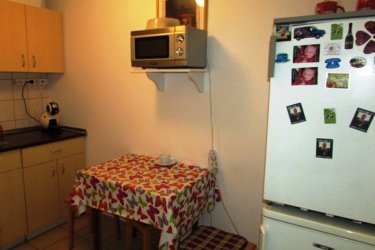 Vác központjához közel, irodaépület első emeletén 26 m2-es helyiség, irodai tevékenység folytatására, hosszútávra kiadó!

A korszerű, esztétikus megjelenésű épületben lévő helyiségek a nyugodt munkavégzéshez szükséges igényét teljes mértékben kielégítik.

Megfelelő világítással, telefonvonallal, internet csatlakozási lehetőséggel, központi fűtéssel, klímaberendezésekkel, férfi és női mosdóval, jól felszerelt étkezőhelyiséggel rendelkezik.

Az irodaépület udvarába gépkocsival be lehet állni.
A nyitvatartási idő hétköznap 7 órától 18 óra 30 percig, szombaton 7 órától 12 óráig.

Ettől eltérő munkavégzés időszakosan megoldható.

A korrekt rezsiköltség megállapítása a helyiségek alapterületétől és az állandó dolgozói létszámtól függ.

A bérleti díj összege: 78. 000.-Ft + ÁFA + 2 havi biztosíték + rezsi.

További információért és a megtekintéssel kapcsolatban, várom megtisztelő hívását!

Amiben még segíteni tudok:

- ha a vásárláshoz még el kell adnia ingatlanát
- energetikai tanúsítvány készítése 72 órán belül
- ingyenes hitelügyintézés
- jogi háttér
- földhivatali ügyintézés
- értékbecslés, piaci ármeghatározás
- költöztetés, lomtalanítás
- ajánlatok küldése e-mailben országos adatbázisból.

Tel: +36705581160