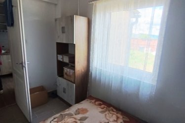 Kertkapcsolatos lakás eladó Vác–Deákváron!

Csendes környezet - Saját telekrész - Alacsony rezsi

Vác–Deákvár kedvelt részén, a Gombási út végén, 3 lakásos társasházban eladó egy 33 m²-es, részlegesen felújított téglalakás,osztatlan közös tulajdonban lévő téglalakás, közös udvaros, de saját használatú telekrésszel.

Az ingatlan főbb jellemzői:

33 m² lakótér, praktikus elrendezéssel. Osztatlan közös telek (2451 m²), használati megállapodással,
A saját 209 m²-es telekrész, terep rendezve. A lakásnak nincs közös költsége.

Műszaki állapot:

2 éve felújítva, új hőszigetelt műanyag nyílászárók, cserélt bejárati ajtó.
Teljes víz- és villanyvezeték csere (32 A).
Külső falazat: 5 cm Dryvit szigetelés, gáz és csatorna az utcában, (jelenleg 3 m³-es emésztő van).

Helyiségek:

4, 73 m² előtér, 7, 44 m² konyha, 3, 59 m² zuhanyzós fürdő + WC, 10, 54 m² nappali, 6, 26 m² hálószoba, modern mintázatú gres burkolatok.

Fűtés:

3, 5 kW-os HAMILTON inverteres klíma (energiatakarékos) valamint fatüzeléses vaskandalló.
Festés szükséges a beköltözéshez – így saját ízlésére formálható.

Parkolás extra:

Autóbeállási lehetőség a telken, 15 m²-es könnyűszerkezetes garázs.

Kiváló elhelyezkedés:

Óránként közlekedő Sejcei busz Vác központjába, iskola, óvoda, orvosi rendelő, boltok 10 percen belül.

Kinek ajánlom?

Kezdő fiataloknak, Idősebb házaspárnak, befektetésnek is kiváló választás.

KÉREM, OLVASSA EL FIGYELMESEN – NE CSAK AZ ÁRAT NÉZZE!

Ár: 29. 900. 000 Ft

További információért és a megtekintéssel kapcsolatban, várom megtisztelő hívását!

Amiben még segíteni tudok:

- ha a vásárláshoz még el kell adnia ingatlanát
- energetikai tanúsítvány készítése 72 órán belül
- ingyenes hitelügyintézés
- jogi háttér
- földhivatali ügyintézés
- értékbecslés, piaci ármeghatározás
- költöztetés, lomtalanítás
- ajánlatok küldése e-mailben országos adatbázisból.

Tel: +36705581160