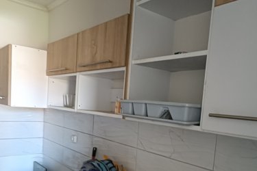 Felújított, kertkapcsolatos lakás eladó Vác–Deákváron!

Csendes környezet - Saját telekrész - Alacsony rezsi

Vác–Deákvár kedvelt részén, a Gombási út végén, 3 lakásos társasházban eladó egy 33 m²-es, felújított téglalakás, közös udvaros, de saját használatú telekrésszel.

Az ingatlan főbb jellemzői:

33 m² lakótér, praktikus elrendezéssel. Osztatlan közös telek (2451 m²), használati megállapodással,
A saját 209 m²-es telekrész, terep rendezve. A lakásnak nincs közös költség.

Műszaki állapot:

2 éve felújítva, új hőszigetelt műanyag nyílászárók, cserélt bejárati ajtó. Teljes víz- és villanyvezeték csere (32 A).
Külső falazat: 5 cm Dryvit szigetelés, gáz az utcában, csatorna elérhető (jelenleg 3 m³-es emésztő)
Helyiségek:
4, 73 m² előtér, 7, 44 m² konyha, 3, 59 m² zuhanyzós fürdő + WC, 10, 54 m² nappali, 6, 26 m² hálószoba, modern mintázatú gres burkolatok.

Fűtés:

3, 5 kW-os HAMILTON inverteres klíma (energiatakarékos)
Fatüzeléses vaskandalló.
Festés szükséges a beköltözéshez – így saját ízlésére formálható.

Parkolás extra:

Autóbeállási lehetőség a telken,
15 m²-es könnyűszerkezetes garázs.

Kiváló elhelyezkedés:

Óránként közlekedő Sejcei busz Vác központjába, iskola, óvoda, orvosi rendelő, boltok 10 percen belül
Kinek ajánlom?
Kezdő fiataloknak, Idősebb házaspárnak, befektetésnek is kiváló választás.

KÉREM, OLVASSA EL FIGYELMESEN – NE CSAK AZ ÁRAT NÉZZE!

Ár: 29. 900. 000 Ft

További információért és a megtekintéssel kapcsolatban, várom megtisztelő hívását!

Amiben még segíteni tudok:

- ha a vásárláshoz még el kell adnia ingatlanát
- energetikai tanúsítvány készítése 72 órán belül
- ingyenes hitelügyintézés
- jogi háttér
- földhivatali ügyintézés
- értékbecslés, piaci ármeghatározás
- költöztetés, lomtalanítás
- ajánlatok küldése e-mailben országos adatbázisból.

Tel: +36705581160