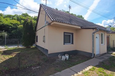 Felújított, kertkapcsolatos lakás eladó Vác–Deákváron!

Csendes környezet - Saját telekrész - Alacsony rezsi

Vác–Deákvár kedvelt részén, a Gombási út végén, 3 lakásos társasházban eladó egy 33 m²-es, felújított téglalakás, közös udvaros, de saját használatú telekrésszel.

Az ingatlan főbb jellemzői:

33 m² lakótér, praktikus elrendezéssel. Osztatlan közös telek (2451 m²), használati megállapodással,
A saját 209 m²-es telekrész, terep rendezve. A lakásnak nincs közös költség.

Műszaki állapot:

2 éve felújítva, új hőszigetelt műanyag nyílászárók, cserélt bejárati ajtó. Teljes víz- és villanyvezeték csere (32 A).
Külső falazat: 5 cm Dryvit szigetelés, gáz az utcában, csatorna elérhető (jelenleg 3 m³-es emésztő)
Helyiségek:
4, 73 m² előtér, 7, 44 m² konyha, 3, 59 m² zuhanyzós fürdő + WC, 10, 54 m² nappali, 6, 26 m² hálószoba, modern mintázatú gres burkolatok.

Fűtés:

3, 5 kW-os HAMILTON inverteres klíma (energiatakarékos)
Fatüzeléses vaskandalló.
Festés szükséges a beköltözéshez – így saját ízlésére formálható.

Parkolás extra:

Autóbeállási lehetőség a telken,
15 m²-es könnyűszerkezetes garázs.

Kiváló elhelyezkedés:

Óránként közlekedő Sejcei busz Vác központjába, iskola, óvoda, orvosi rendelő, boltok 10 percen belül
Kinek ajánlom?
Kezdő fiataloknak, Idősebb házaspárnak, befektetésnek is kiváló választás.

KÉREM, OLVASSA EL FIGYELMESEN – NE CSAK AZ ÁRAT NÉZZE!

Ár: 29. 900. 000 Ft

További információért és a megtekintéssel kapcsolatban, várom megtisztelő hívását!

Amiben még segíteni tudok:

- ha a vásárláshoz még el kell adnia ingatlanát
- energetikai tanúsítvány készítése 72 órán belül
- ingyenes hitelügyintézés
- jogi háttér
- földhivatali ügyintézés
- értékbecslés, piaci ármeghatározás
- költöztetés, lomtalanítás
- ajánlatok küldése e-mailben országos adatbázisból.

Tel: +36705581160