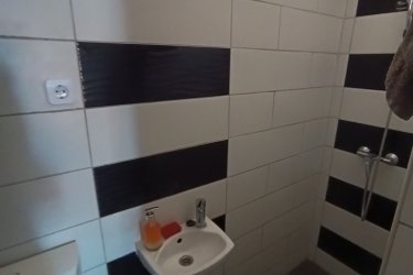 Felújított, kertkapcsolatos lakás eladó Vác–Deákváron!

Csendes környezet - Saját telekrész - Alacsony rezsi

Vác–Deákvár kedvelt részén, a Gombási út végén, 3 lakásos társasházban eladó egy 33 m²-es, felújított téglalakás, közös udvaros, de saját használatú telekrésszel.

Az ingatlan főbb jellemzői:

33 m² lakótér, praktikus elrendezéssel. Osztatlan közös telek (2451 m²), használati megállapodással,
A saját 209 m²-es telekrész, terep rendezve. A lakásnak nincs közös költség.

Műszaki állapot:

2 éve felújítva, új hőszigetelt műanyag nyílászárók, cserélt bejárati ajtó. Teljes víz- és villanyvezeték csere (32 A).
Külső falazat: 5 cm Dryvit szigetelés, gáz az utcában, csatorna elérhető (jelenleg 3 m³-es emésztő)
Helyiségek:
4, 73 m² előtér, 7, 44 m² konyha, 3, 59 m² zuhanyzós fürdő + WC, 10, 54 m² nappali, 6, 26 m² hálószoba, modern mintázatú gres burkolatok.

Fűtés:

3, 5 kW-os HAMILTON inverteres klíma (energiatakarékos)
Fatüzeléses vaskandalló.
Festés szükséges a beköltözéshez – így saját ízlésére formálható.

Parkolás extra:

Autóbeállási lehetőség a telken,
15 m²-es könnyűszerkezetes garázs.

Kiváló elhelyezkedés:

Óránként közlekedő Sejcei busz Vác központjába, iskola, óvoda, orvosi rendelő, boltok 10 percen belül
Kinek ajánlom?
Kezdő fiataloknak, Idősebb házaspárnak, befektetésnek is kiváló választás.

KÉREM, OLVASSA EL FIGYELMESEN – NE CSAK AZ ÁRAT NÉZZE!

Ár: 29. 900. 000 Ft

További információért és a megtekintéssel kapcsolatban, várom megtisztelő hívását!

Amiben még segíteni tudok:

- ha a vásárláshoz még el kell adnia ingatlanát
- energetikai tanúsítvány készítése 72 órán belül
- ingyenes hitelügyintézés
- jogi háttér
- földhivatali ügyintézés
- értékbecslés, piaci ármeghatározás
- költöztetés, lomtalanítás
- ajánlatok küldése e-mailben országos adatbázisból.

Tel: +36705581160