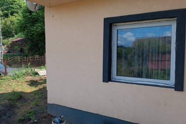 Felújított, kertkapcsolatos lakás eladó Vác–Deákváron!

Csendes környezet - Saját telekrész - Alacsony rezsi

Vác–Deákvár kedvelt részén, a Gombási út végén, 3 lakásos társasházban eladó egy 33 m²-es, felújított téglalakás, közös udvaros, de saját használatú telekrésszel.

Az ingatlan főbb jellemzői:

33 m² lakótér, praktikus elrendezéssel. Osztatlan közös telek (2451 m²), használati megállapodással,
A saját 209 m²-es telekrész, terep rendezve. A lakásnak nincs közös költség.

Műszaki állapot:

2 éve felújítva, új hőszigetelt műanyag nyílászárók, cserélt bejárati ajtó. Teljes víz- és villanyvezeték csere (32 A).
Külső falazat: 5 cm Dryvit szigetelés, gáz az utcában, csatorna elérhető (jelenleg 3 m³-es emésztő)
Helyiségek:
4, 73 m² előtér, 7, 44 m² konyha, 3, 59 m² zuhanyzós fürdő + WC, 10, 54 m² nappali, 6, 26 m² hálószoba, modern mintázatú gres burkolatok.

Fűtés:

3, 5 kW-os HAMILTON inverteres klíma (energiatakarékos)
Fatüzeléses vaskandalló.
Festés szükséges a beköltözéshez – így saját ízlésére formálható.

Parkolás extra:

Autóbeállási lehetőség a telken,
15 m²-es könnyűszerkezetes garázs.

Kiváló elhelyezkedés:

Óránként közlekedő Sejcei busz Vác központjába, iskola, óvoda, orvosi rendelő, boltok 10 percen belül
Kinek ajánlom?
Kezdő fiataloknak, Idősebb házaspárnak, befektetésnek is kiváló választás.

KÉREM, OLVASSA EL FIGYELMESEN – NE CSAK AZ ÁRAT NÉZZE!

Ár: 29. 900. 000 Ft

További információért és a megtekintéssel kapcsolatban, várom megtisztelő hívását!

Amiben még segíteni tudok:

- ha a vásárláshoz még el kell adnia ingatlanát
- energetikai tanúsítvány készítése 72 órán belül
- ingyenes hitelügyintézés
- jogi háttér
- földhivatali ügyintézés
- értékbecslés, piaci ármeghatározás
- költöztetés, lomtalanítás
- ajánlatok küldése e-mailben országos adatbázisból.

Tel: +36705581160