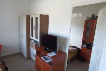 Felújított, kertkapcsolatos lakás eladó Vác–Deákváron!

Csendes környezet - Saját telekrész - Alacsony rezsi

Vác–Deákvár kedvelt részén, a Gombási út végén, 3 lakásos társasházban eladó egy 33 m²-es, felújított téglalakás, közös udvaros, de saját használatú telekrésszel.

Az ingatlan főbb jellemzői:

33 m² lakótér, praktikus elrendezéssel. Osztatlan közös telek (2451 m²), használati megállapodással,
A saját 209 m²-es telekrész, terep rendezve. A lakásnak nincs közös költség.

Műszaki állapot:

2 éve felújítva, új hőszigetelt műanyag nyílászárók, cserélt bejárati ajtó. Teljes víz- és villanyvezeték csere (32 A).
Külső falazat: 5 cm Dryvit szigetelés, gáz az utcában, csatorna elérhető (jelenleg 3 m³-es emésztő)
Helyiségek:
4, 73 m² előtér, 7, 44 m² konyha, 3, 59 m² zuhanyzós fürdő + WC, 10, 54 m² nappali, 6, 26 m² hálószoba, modern mintázatú gres burkolatok.

Fűtés:

3, 5 kW-os HAMILTON inverteres klíma (energiatakarékos)
Fatüzeléses vaskandalló.
Festés szükséges a beköltözéshez – így saját ízlésére formálható.

Parkolás extra:

Autóbeállási lehetőség a telken,
15 m²-es könnyűszerkezetes garázs.

Kiváló elhelyezkedés:

Óránként közlekedő Sejcei busz Vác központjába, iskola, óvoda, orvosi rendelő, boltok 10 percen belül
Kinek ajánlom?
Kezdő fiataloknak, Idősebb házaspárnak, befektetésnek is kiváló választás.

KÉREM, OLVASSA EL FIGYELMESEN – NE CSAK AZ ÁRAT NÉZZE!

Ár: 29. 900. 000 Ft

További információért és a megtekintéssel kapcsolatban, várom megtisztelő hívását!

Amiben még segíteni tudok:

- ha a vásárláshoz még el kell adnia ingatlanát
- energetikai tanúsítvány készítése 72 órán belül
- ingyenes hitelügyintézés
- jogi háttér
- földhivatali ügyintézés
- értékbecslés, piaci ármeghatározás
- költöztetés, lomtalanítás
- ajánlatok küldése e-mailben országos adatbázisból.

Tel: +36705581160