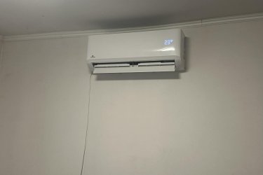 Felújított, kertkapcsolatos lakás eladó Vác–Deákváron!

Csendes környezet - Saját telekrész - Alacsony rezsi

Vác–Deákvár kedvelt részén, a Gombási út végén, 3 lakásos társasházban eladó egy 33 m²-es, felújított téglalakás, közös udvaros, de saját használatú telekrésszel.

Az ingatlan főbb jellemzői:

33 m² lakótér, praktikus elrendezéssel. Osztatlan közös telek (2451 m²), használati megállapodással,
A saját 209 m²-es telekrész, terep rendezve. A lakásnak nincs közös költség.

Műszaki állapot:

2 éve felújítva, új hőszigetelt műanyag nyílászárók, cserélt bejárati ajtó. Teljes víz- és villanyvezeték csere (32 A).
Külső falazat: 5 cm Dryvit szigetelés, gáz az utcában, csatorna elérhető (jelenleg 3 m³-es emésztő)
Helyiségek:
4, 73 m² előtér, 7, 44 m² konyha, 3, 59 m² zuhanyzós fürdő + WC, 10, 54 m² nappali, 6, 26 m² hálószoba, modern mintázatú gres burkolatok.

Fűtés:

3, 5 kW-os HAMILTON inverteres klíma (energiatakarékos)
Fatüzeléses vaskandalló.
Festés szükséges a beköltözéshez – így saját ízlésére formálható.

Parkolás extra:

Autóbeállási lehetőség a telken,
15 m²-es könnyűszerkezetes garázs.

Kiváló elhelyezkedés:

Óránként közlekedő Sejcei busz Vác központjába, iskola, óvoda, orvosi rendelő, boltok 10 percen belül
Kinek ajánlom?
Kezdő fiataloknak, Idősebb házaspárnak, befektetésnek is kiváló választás.

KÉREM, OLVASSA EL FIGYELMESEN – NE CSAK AZ ÁRAT NÉZZE!

Ár: 29. 900. 000 Ft

További információért és a megtekintéssel kapcsolatban, várom megtisztelő hívását!

Amiben még segíteni tudok:

- ha a vásárláshoz még el kell adnia ingatlanát
- energetikai tanúsítvány készítése 72 órán belül
- ingyenes hitelügyintézés
- jogi háttér
- földhivatali ügyintézés
- értékbecslés, piaci ármeghatározás
- költöztetés, lomtalanítás
- ajánlatok küldése e-mailben országos adatbázisból.

Tel: +36705581160