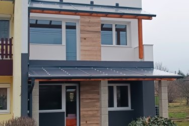 Eladó Nagyoroszi kertvárosias részén, belső kétszintes ikerház. 