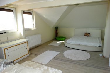 Remek kivitelezésű panorámás családi ház, 3756 m2-es telekkel eladó Rádon.

Vác városától 10 km-re Rád csendes utcájában, csodálatos környezetben, eladásra kínálok 779 m2-es bekerített telken, 140 m2-es kétszintes 2017-ben átadott remek állapotban lévő családi házat külön helyrajzi számon, melynek lakóház udvar a besorolása. A családi ház folytatásában, hozzátartozik külön helyrajzi számon, 3756 m2-es belterületi, kivett beépítetlen terület.
Az ingatlan teljes közművekkel rendelkezik (víz, villany, gáz, csatorna megtalálható).
A lakóingatlan Porotherm 30-as téglából épült, gerendás födémmel és Bramac cserépborítással. Az ingatlan földszintjén padlófűtéses, amerikai konyhás nagy méretű nappali étkezővel, WC, fürdőszoba és az emeleti részén tetőteres nagyszoba 2 db hálószoba valamint épített kabinos fürdőszoba lett kialakítva.
A lakóépület fűtése gázcirkóról működik, radiátoros hő leadással.

A ház folytatásában garázs található, ami szobának is kialakítható, továbbá a telek hátsó részében 30 m2-es garzonlakás lett építve, amit lovászlakásnak használtak, ami felújításra szorul.

Az elkerített családi ház mögött, 3756 m2-es telken állattartás folyik, melyen dupla istálló, szénatároló, külön osztható póni istálló lett kialakítva.
A kert városias lakóövezetben lévő telek legnagyobb beépíthetősége 25 , a legnagyobb építmény magasság 6 méter.

Ajánlom olyan családnak, akik szeretik a vidék varázsát, az állatokat és látnak benne fantáziát a mezőgazdasági tanya tovább fejlesztésre.

Rád 10 km-re van Váctól és a Vác-Budapest közötti óránkét induló zónázó vonattal, 25 perc alatt elérhető a Nyugati pályaudvar.

Az M2-es autópálya átalakítása elkészült, így autóval 30 perc alatt Budapest megközelíthető.

Ár: 140. 000. 000.-Ft

Amennyiben még nem sikerült eladni ingatlanát, kedvezményes feltételekkel vállaljuk annak értékesítését, hogy Ön mihamarabb beköltözhessen álmai otthonába.

Hitelügyintézés, értékbecslés, helyszíni felmérés, címkiadás, tanácsadás.
Energetikai Tanúsítvány Készítése.

Tel: 06-70-558-1160
Tel: 06-30-480-0339
