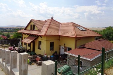 Remek kivitelezésű panorámás családi ház, 3756 m2-es telekkel eladó Rádon.

Vác városától 10 km-re Rád csendes utcájában, csodálatos környezetben, eladásra kínálok 779 m2-es bekerített telken, 140 m2-es kétszintes 2017-ben átadott remek állapotban lévő családi házat külön helyrajzi számon, melynek lakóház udvar a besorolása. A családi ház folytatásában, hozzátartozik külön helyrajzi számon, 3756 m2-es belterületi, kivett beépítetlen terület.
Az ingatlan teljes közművekkel rendelkezik (víz, villany, gáz, csatorna megtalálható).
A lakóingatlan Porotherm 30-as téglából épült, gerendás födémmel és Bramac cserépborítással. Az ingatlan földszintjén padlófűtéses, amerikai konyhás nagy méretű nappali étkezővel, WC, fürdőszoba és az emeleti részén tetőteres nagyszoba 2 db hálószoba valamint épített kabinos fürdőszoba lett kialakítva.
A lakóépület fűtése gázcirkóról működik, radiátoros hő leadással.

A ház folytatásában garázs található, ami szobának is kialakítható, továbbá a telek hátsó részében 30 m2-es garzonlakás lett építve, amit lovászlakásnak használtak, ami felújításra szorul.

Az elkerített családi ház mögött, 3756 m2-es telken állattartás folyik, melyen dupla istálló, szénatároló, külön osztható póni istálló lett kialakítva.
A kert városias lakóövezetben lévő telek legnagyobb beépíthetősége 25 , a legnagyobb építmény magasság 6 méter.

Ajánlom olyan családnak, akik szeretik a vidék varázsát, az állatokat és látnak benne fantáziát a mezőgazdasági tanya tovább fejlesztésre.

Rád 10 km-re van Váctól és a Vác-Budapest közötti óránkét induló zónázó vonattal, 25 perc alatt elérhető a Nyugati pályaudvar.

Az M2-es autópálya átalakítása elkészült, így autóval 30 perc alatt Budapest megközelíthető.

Ár: 140. 000. 000.-Ft

Amennyiben még nem sikerült eladni ingatlanát, kedvezményes feltételekkel vállaljuk annak értékesítését, hogy Ön mihamarabb beköltözhessen álmai otthonába.

Hitelügyintézés, értékbecslés, helyszíni felmérés, címkiadás, tanácsadás.
Energetikai Tanúsítvány Készítése.

Tel: 06-70-558-1160
Tel: 06-30-480-0339