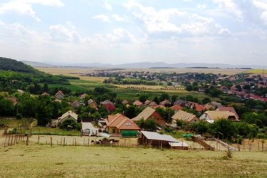 Remek kivitelezésű panorámás családi ház, 3756 m2-es telekkel eladó Rádon.

Vác városától 10 km-re Rád csendes utcájában, csodálatos környezetben, eladásra kínálok 779 m2-es bekerített telken, 140 m2-es kétszintes 2017-ben átadott remek állapotban lévő családi házat külön helyrajzi számon, melynek lakóház udvar a besorolása. A családi ház folytatásában, hozzátartozik külön helyrajzi számon, 3756 m2-es belterületi, kivett beépítetlen terület.
Az ingatlan teljes közművekkel rendelkezik (víz, villany, gáz, csatorna megtalálható).
A lakóingatlan Porotherm 30-as téglából épült, gerendás födémmel és Bramac cserépborítással. Az ingatlan földszintjén padlófűtéses, amerikai konyhás nagy méretű nappali étkezővel, WC, fürdőszoba és az emeleti részén tetőteres nagyszoba 2 db hálószoba valamint épített kabinos fürdőszoba lett kialakítva.
A lakóépület fűtése gázcirkóról működik, radiátoros hő leadással.

A ház folytatásában garázs található, ami szobának is kialakítható, továbbá a telek hátsó részében 30 m2-es garzonlakás lett építve, amit lovászlakásnak használtak, ami felújításra szorul.

Az elkerített családi ház mögött, 3756 m2-es telken állattartás folyik, melyen dupla istálló, szénatároló, külön osztható póni istálló lett kialakítva.
A kert városias lakóövezetben lévő telek legnagyobb beépíthetősége 25 , a legnagyobb építmény magasság 6 méter.

Ajánlom olyan családnak, akik szeretik a vidék varázsát, az állatokat és látnak benne fantáziát a mezőgazdasági tanya tovább fejlesztésre.

Rád 10 km-re van Váctól és a Vác-Budapest közötti óránkét induló zónázó vonattal, 25 perc alatt elérhető a Nyugati pályaudvar.

Az M2-es autópálya átalakítása elkészült, így autóval 30 perc alatt Budapest megközelíthető.

Ár: 140. 000. 000.-Ft

Amennyiben még nem sikerült eladni ingatlanát, kedvezményes feltételekkel vállaljuk annak értékesítését, hogy Ön mihamarabb beköltözhessen álmai otthonába.

Hitelügyintézés, értékbecslés, helyszíni felmérés, címkiadás, tanácsadás.
Energetikai Tanúsítvány Készítése.

Tel: 06-70-558-1160
Tel: 06-30-480-0339