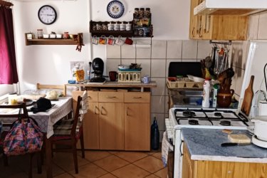 Eladó Szokolya központjában egy telken, 2 külön helyrajzi számon lévő házrész.

Börzsöny aljában, Szokolya békés szívében, a keresztyén lelkületű, református, katolikus, baptista közösség által formált faluban kínálok eladásra, közös udvaros telken, egymással szemben, 2 külön helyrajzi számon lévő házrészt, ahol a régi idők nyugalma és a mai kor lehetőségei találkoznak.

1 számú házrész: 64 m2-es.
2 számú házrész. 59 m2-es.

Az 1. számú lakóingatlan az 1940-es években épült vegyes falazattal, fafödémmel és cserépborítással.
Az elmúlt években folyamatos felújításon ment keresztül, felújítva a tetőzet, a cserép alá vízzáró fólia lett felrakva. A fafödémre 25 cm-es kőzetgyapot tettek, mely biztosítja az ingatlan egyenletes hőérzetét.
Közművei: víz, villany, gáz, csatorna.
Az épület külső falazata 5 cm-es dryvit szigetelést kapott, nyílászárói is kicserélve műanyag hőszigetelt ablakokra.
A családi házrészbe üvegezett folyosón keresztül jutunk, ahol felújítás alatt lévő 17 m2-es szoba cserépkályhával, előtér, kádas fürdőszoba WC-el valamint 13 m2-es szoba található.
Fűtése gázcirkó radiátoros hő leadással és alternatív megoldásként épített cserépkályha biztosítja a kellemes hőérzetet.

A 2. számú lakóingatlanba étkezős konyha, kamra és 16 m2-es szoba található. Közvetlen mellette egy tároló helyiség lett kialakítva, mely fürdőszoba kialakítására alkalmas lehet.
Fűtése gázcirkó radiátoros hő leadással, a konyha valamint a szoba között alternatív megoldásként cserépkályha is biztosítja az ingatlan melegét.

A két házrészhez 56 m2-es kertrész, 38 m2-es gazdasági épület valamint fatároló található.

Az ingatlanok per és tehermentesek.

Kiváló választás lehet egyedülállóknak, pároknak, befektetőknek!

A két ingatlan együttes ára: 59. 990. 000.-Ft

A jelenlegi ingatlan piacon ez egy nagyon jó ár-érték arányú ingatlan. Korszerűsítést még igényel, de így is tökéletesen lakható.

Szokolya dinamikusan fejlődik, jó a közigazgatása, nő a lélekszám, vonzza a nagy városok lakóit gyönyörű földrajzi adottságai, természeti szépsége, és kiváló közlekedése miatt.
Az ingatlan árak elérhetők, ezért hamar gazdára talál szinte, minden eladó ház.
Nincs átmenő forgalom, csak a Királyrétre tartó turisták, kirándulók személyében. Nagy-Hideghegy- Magas-Tax turista és sí központ a 3 km hosszú sípályával és 5 felvonóval csábítja a tél szerelmeseit, nem kevésbé a Duna közelsége, és a börzsönyi túra útvonalak, a lovas tanyák, vendégházak, és a páratlan hegyi levegő.
Budapest 50 km, 40perc a Szob-Bp. Nyugati Pályaudvar vonalon zónázóval, Váctól autópálya, Iskola, óvoda, egészségház, üzletek, éttermek a közelben minden, amire szükség lehet!

További információért és a meg tekintéssel kapcsolatban, várom megtisztelő hívását!

Tel: +36705581160
