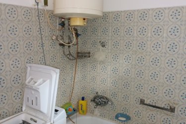Eladó Szokolya központjában egy telken, 2 külön helyrajzi számon lévő házrész.

Börzsöny aljában, Szokolya békés szívében, a keresztyén lelkületű, református, katolikus, baptista közösség által formált faluban kínálok eladásra, közös udvaros telken, egymással szemben, 2 külön helyrajzi számon lévő házrészt, ahol a régi idők nyugalma és a mai kor lehetőségei találkoznak.

1 számú házrész: 64 m2-es.
2 számú házrész. 59 m2-es.

Az 1. számú lakóingatlan az 1940-es években épült vegyes falazattal, fafödémmel és cserépborítással.
Az elmúlt években folyamatos felújításon ment keresztül, felújítva a tetőzet, a cserép alá vízzáró fólia lett felrakva. A fafödémre 25 cm-es kőzetgyapot tettek, mely biztosítja az ingatlan egyenletes hőérzetét.
Közművei: víz, villany, gáz, csatorna.
Az épület külső falazata 5 cm-es dryvit szigetelést kapott, nyílászárói is kicserélve műanyag hőszigetelt ablakokra.
A családi házrészbe üvegezett folyosón keresztül jutunk, ahol felújítás alatt lévő 17 m2-es szoba cserépkályhával, előtér, kádas fürdőszoba WC-el valamint 13 m2-es szoba található.
Fűtése gázcirkó radiátoros hő leadással és alternatív megoldásként épített cserépkályha biztosítja a kellemes hőérzetet.

A 2. számú lakóingatlanba étkezős konyha, kamra és 16 m2-es szoba található. Közvetlen mellette egy tároló helyiség lett kialakítva, mely fürdőszoba kialakítására alkalmas lehet.
Fűtése gázcirkó radiátoros hő leadással, a konyha valamint a szoba között alternatív megoldásként cserépkályha is biztosítja az ingatlan melegét.

A két házrészhez 56 m2-es kertrész, 38 m2-es gazdasági épület valamint fatároló található.

Az ingatlanok per és tehermentesek.

Kiváló választás lehet egyedülállóknak, pároknak, befektetőknek!

A két ingatlan együttes ára: 59. 990. 000.-Ft

A jelenlegi ingatlan piacon ez egy nagyon jó ár-érték arányú ingatlan. Korszerűsítést még igényel, de így is tökéletesen lakható.

Szokolya dinamikusan fejlődik, jó a közigazgatása, nő a lélekszám, vonzza a nagy városok lakóit gyönyörű földrajzi adottságai, természeti szépsége, és kiváló közlekedése miatt.
Az ingatlan árak elérhetők, ezért hamar gazdára talál szinte, minden eladó ház.
Nincs átmenő forgalom, csak a Királyrétre tartó turisták, kirándulók személyében. Nagy-Hideghegy- Magas-Tax turista és sí központ a 3 km hosszú sípályával és 5 felvonóval csábítja a tél szerelmeseit, nem kevésbé a Duna közelsége, és a börzsönyi túra útvonalak, a lovas tanyák, vendégházak, és a páratlan hegyi levegő.
Budapest 50 km, 40perc a Szob-Bp. Nyugati Pályaudvar vonalon zónázóval, Váctól autópálya, Iskola, óvoda, egészségház, üzletek, éttermek a közelben minden, amire szükség lehet!

További információért és a meg tekintéssel kapcsolatban, várom megtisztelő hívását!

Tel: +36705581160