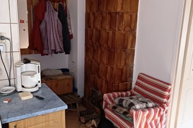 Eladó Szokolya központjában egy telken, 2 külön helyrajzi számon lévő házrész.

Börzsöny aljában, Szokolya békés szívében, a keresztyén lelkületű, református, katolikus, baptista közösség által formált faluban kínálok eladásra, közös udvaros telken, egymással szemben, 2 külön helyrajzi számon lévő házrészt, ahol a régi idők nyugalma és a mai kor lehetőségei találkoznak.

1 számú házrész: 64 m2-es.
2 számú házrész. 59 m2-es.

Az 1. számú lakóingatlan az 1940-es években épült vegyes falazattal, fafödémmel és cserépborítással.
Az elmúlt években folyamatos felújításon ment keresztül, felújítva a tetőzet, a cserép alá vízzáró fólia lett felrakva. A fafödémre 25 cm-es kőzetgyapot tettek, mely biztosítja az ingatlan egyenletes hőérzetét.
Közművei: víz, villany, gáz, csatorna.
Az épület külső falazata 5 cm-es dryvit szigetelést kapott, nyílászárói is kicserélve műanyag hőszigetelt ablakokra.
A családi házrészbe üvegezett folyosón keresztül jutunk, ahol felújítás alatt lévő 17 m2-es szoba cserépkályhával, előtér, kádas fürdőszoba WC-el valamint 13 m2-es szoba található.
Fűtése gázcirkó radiátoros hő leadással és alternatív megoldásként épített cserépkályha biztosítja a kellemes hőérzetet.

A 2. számú lakóingatlanba étkezős konyha, kamra és 16 m2-es szoba található. Közvetlen mellette egy tároló helyiség lett kialakítva, mely fürdőszoba kialakítására alkalmas lehet.
Fűtése gázcirkó radiátoros hő leadással, a konyha valamint a szoba között alternatív megoldásként cserépkályha is biztosítja az ingatlan melegét.

A két házrészhez 56 m2-es kertrész, 38 m2-es gazdasági épület valamint fatároló található.

Az ingatlanok per és tehermentesek.

Kiváló választás lehet egyedülállóknak, pároknak, befektetőknek!

A két ingatlan együttes ára: 59. 990. 000.-Ft

A jelenlegi ingatlan piacon ez egy nagyon jó ár-érték arányú ingatlan. Korszerűsítést még igényel, de így is tökéletesen lakható.

Szokolya dinamikusan fejlődik, jó a közigazgatása, nő a lélekszám, vonzza a nagy városok lakóit gyönyörű földrajzi adottságai, természeti szépsége, és kiváló közlekedése miatt.
Az ingatlan árak elérhetők, ezért hamar gazdára talál szinte, minden eladó ház.
Nincs átmenő forgalom, csak a Királyrétre tartó turisták, kirándulók személyében. Nagy-Hideghegy- Magas-Tax turista és sí központ a 3 km hosszú sípályával és 5 felvonóval csábítja a tél szerelmeseit, nem kevésbé a Duna közelsége, és a börzsönyi túra útvonalak, a lovas tanyák, vendégházak, és a páratlan hegyi levegő.
Budapest 50 km, 40perc a Szob-Bp. Nyugati Pályaudvar vonalon zónázóval, Váctól autópálya, Iskola, óvoda, egészségház, üzletek, éttermek a közelben minden, amire szükség lehet!

További információért és a meg tekintéssel kapcsolatban, várom megtisztelő hívását!

Tel: +36705581160