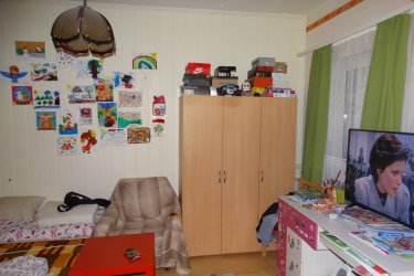 Eladó Szokolya központjában egy telken, 2 külön helyrajzi számon lévő házrész.

Börzsöny aljában, Szokolya békés szívében, a keresztyén lelkületű, református, katolikus, baptista közösség által formált faluban kínálok eladásra, közös udvaros telken, egymással szemben, 2 külön helyrajzi számon lévő házrészt, ahol a régi idők nyugalma és a mai kor lehetőségei találkoznak.

1 számú házrész: 64 m2-es.
2 számú házrész. 59 m2-es.

Az 1. számú lakóingatlan az 1940-es években épült vegyes falazattal, fafödémmel és cserépborítással.
Az elmúlt években folyamatos felújításon ment keresztül, felújítva a tetőzet, a cserép alá vízzáró fólia lett felrakva. A fafödémre 25 cm-es kőzetgyapot tettek, mely biztosítja az ingatlan egyenletes hőérzetét.
Közművei: víz, villany, gáz, csatorna.
Az épület külső falazata 5 cm-es dryvit szigetelést kapott, nyílászárói is kicserélve műanyag hőszigetelt ablakokra.
A családi házrészbe üvegezett folyosón keresztül jutunk, ahol felújítás alatt lévő 17 m2-es szoba cserépkályhával, előtér, kádas fürdőszoba WC-el valamint 13 m2-es szoba található.
Fűtése gázcirkó radiátoros hő leadással és alternatív megoldásként épített cserépkályha biztosítja a kellemes hőérzetet.

A 2. számú lakóingatlanba étkezős konyha, kamra és 16 m2-es szoba található. Közvetlen mellette egy tároló helyiség lett kialakítva, mely fürdőszoba kialakítására alkalmas lehet.
Fűtése gázcirkó radiátoros hő leadással, a konyha valamint a szoba között alternatív megoldásként cserépkályha is biztosítja az ingatlan melegét.

A két házrészhez 56 m2-es kertrész, 38 m2-es gazdasági épület valamint fatároló található.

Az ingatlanok per és tehermentesek.

Kiváló választás lehet egyedülállóknak, pároknak, befektetőknek!

A két ingatlan együttes ára: 59. 990. 000.-Ft

A jelenlegi ingatlan piacon ez egy nagyon jó ár-érték arányú ingatlan. Korszerűsítést még igényel, de így is tökéletesen lakható.

Szokolya dinamikusan fejlődik, jó a közigazgatása, nő a lélekszám, vonzza a nagy városok lakóit gyönyörű földrajzi adottságai, természeti szépsége, és kiváló közlekedése miatt.
Az ingatlan árak elérhetők, ezért hamar gazdára talál szinte, minden eladó ház.
Nincs átmenő forgalom, csak a Királyrétre tartó turisták, kirándulók személyében. Nagy-Hideghegy- Magas-Tax turista és sí központ a 3 km hosszú sípályával és 5 felvonóval csábítja a tél szerelmeseit, nem kevésbé a Duna közelsége, és a börzsönyi túra útvonalak, a lovas tanyák, vendégházak, és a páratlan hegyi levegő.
Budapest 50 km, 40perc a Szob-Bp. Nyugati Pályaudvar vonalon zónázóval, Váctól autópálya, Iskola, óvoda, egészségház, üzletek, éttermek a közelben minden, amire szükség lehet!

További információért és a meg tekintéssel kapcsolatban, várom megtisztelő hívását!

Tel: +36705581160