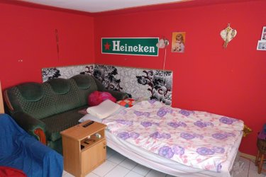 Eladó Szokolya központjában egy telken, 2 külön helyrajzi számon lévő házrész.

Börzsöny aljában, Szokolya békés szívében, a keresztyén lelkületű, református, katolikus, baptista közösség által formált faluban kínálok eladásra, közös udvaros telken, egymással szemben, 2 külön helyrajzi számon lévő házrészt, ahol a régi idők nyugalma és a mai kor lehetőségei találkoznak.

1 számú házrész: 64 m2-es.
2 számú házrész. 59 m2-es.

Az 1. számú lakóingatlan az 1940-es években épült vegyes falazattal, fafödémmel és cserépborítással.
Az elmúlt években folyamatos felújításon ment keresztül, felújítva a tetőzet, a cserép alá vízzáró fólia lett felrakva. A fafödémre 25 cm-es kőzetgyapot tettek, mely biztosítja az ingatlan egyenletes hőérzetét.
Közművei: víz, villany, gáz, csatorna.
Az épület külső falazata 5 cm-es dryvit szigetelést kapott, nyílászárói is kicserélve műanyag hőszigetelt ablakokra.
A családi házrészbe üvegezett folyosón keresztül jutunk, ahol felújítás alatt lévő 17 m2-es szoba cserépkályhával, előtér, kádas fürdőszoba WC-el valamint 13 m2-es szoba található.
Fűtése gázcirkó radiátoros hő leadással és alternatív megoldásként épített cserépkályha biztosítja a kellemes hőérzetet.

A 2. számú lakóingatlanba étkezős konyha, kamra és 16 m2-es szoba található. Közvetlen mellette egy tároló helyiség lett kialakítva, mely fürdőszoba kialakítására alkalmas lehet.
Fűtése gázcirkó radiátoros hő leadással, a konyha valamint a szoba között alternatív megoldásként cserépkályha is biztosítja az ingatlan melegét.

A két házrészhez 56 m2-es kertrész, 38 m2-es gazdasági épület valamint fatároló található.

Az ingatlanok per és tehermentesek.

Kiváló választás lehet egyedülállóknak, pároknak, befektetőknek!

A két ingatlan együttes ára: 59. 990. 000.-Ft

A jelenlegi ingatlan piacon ez egy nagyon jó ár-érték arányú ingatlan. Korszerűsítést még igényel, de így is tökéletesen lakható.

Szokolya dinamikusan fejlődik, jó a közigazgatása, nő a lélekszám, vonzza a nagy városok lakóit gyönyörű földrajzi adottságai, természeti szépsége, és kiváló közlekedése miatt.
Az ingatlan árak elérhetők, ezért hamar gazdára talál szinte, minden eladó ház.
Nincs átmenő forgalom, csak a Királyrétre tartó turisták, kirándulók személyében. Nagy-Hideghegy- Magas-Tax turista és sí központ a 3 km hosszú sípályával és 5 felvonóval csábítja a tél szerelmeseit, nem kevésbé a Duna közelsége, és a börzsönyi túra útvonalak, a lovas tanyák, vendégházak, és a páratlan hegyi levegő.
Budapest 50 km, 40perc a Szob-Bp. Nyugati Pályaudvar vonalon zónázóval, Váctól autópálya, Iskola, óvoda, egészségház, üzletek, éttermek a közelben minden, amire szükség lehet!

További információért és a meg tekintéssel kapcsolatban, várom megtisztelő hívását!

Tel: +36705581160